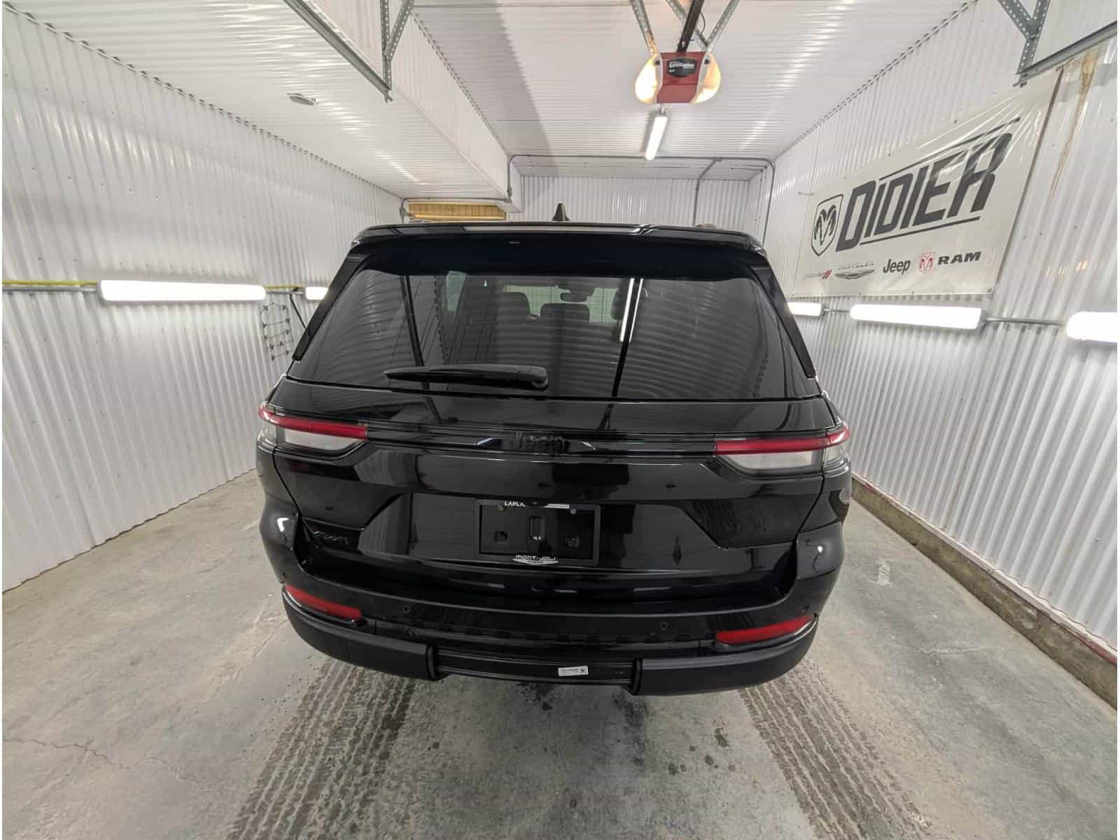 2023 Jeep Grand Cherokee Altitude - Image 7