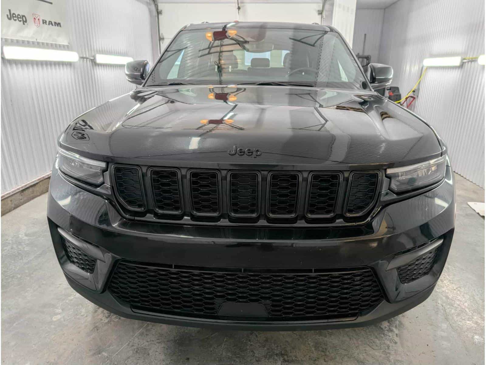 2023 Jeep Grand Cherokee Altitude - Image 3