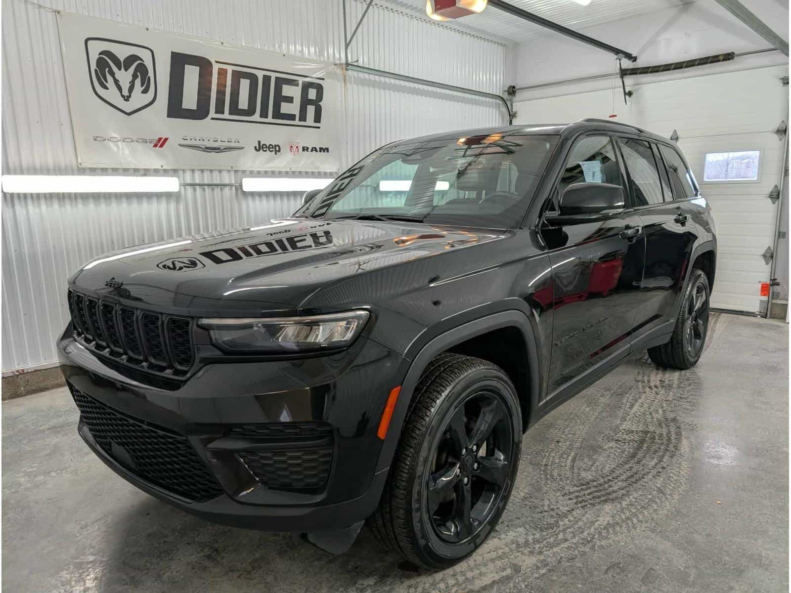 2023 Jeep Grand Cherokee Altitude - Image 1