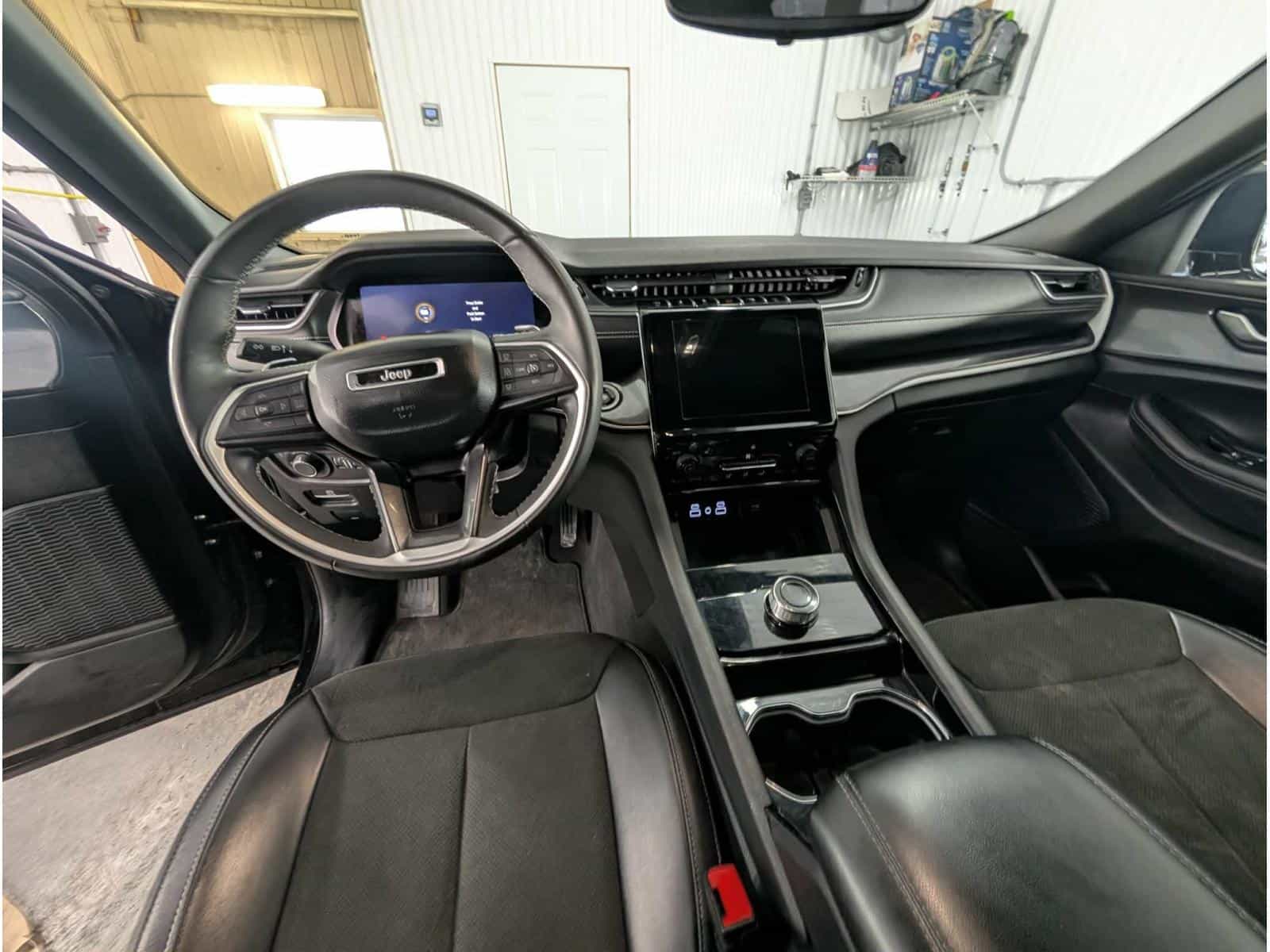 2023 Jeep Grand Cherokee Altitude - Image 9