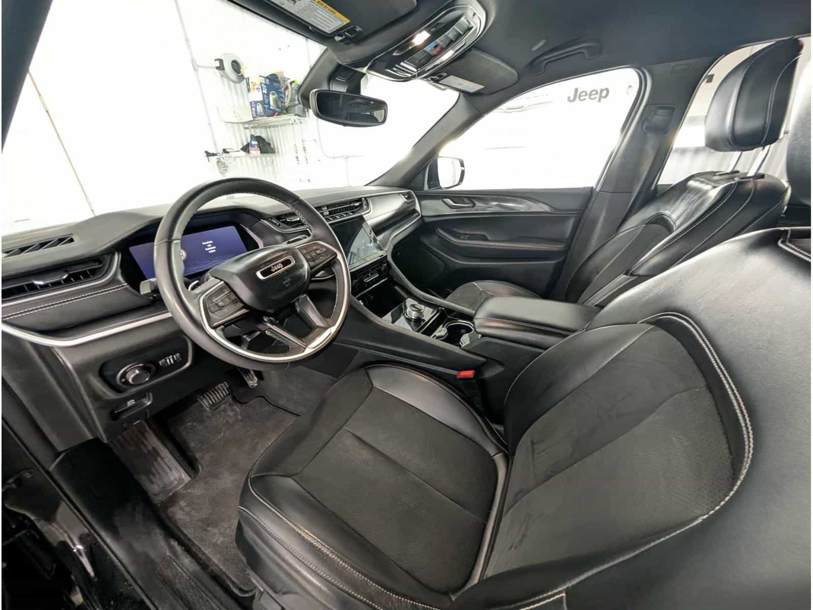 2023 Jeep Grand Cherokee Altitude - Image 11