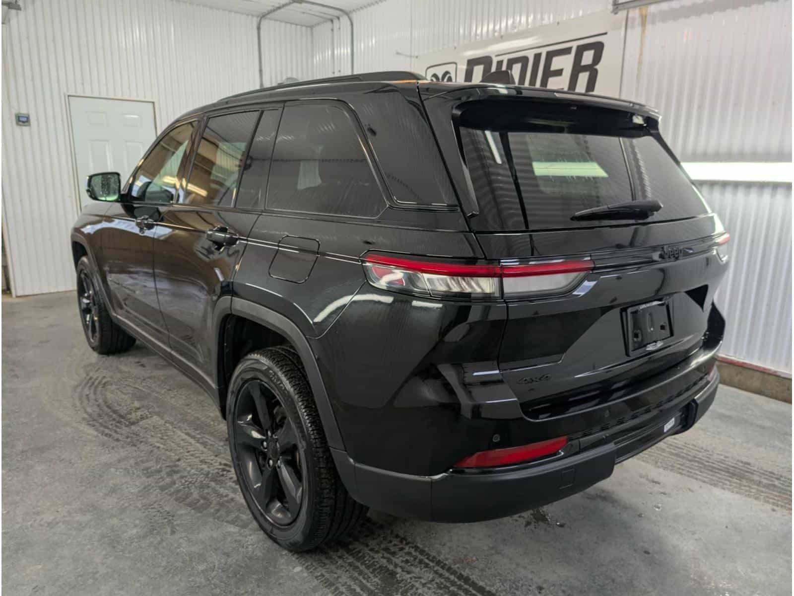 2023 Jeep Grand Cherokee Altitude - Image 6