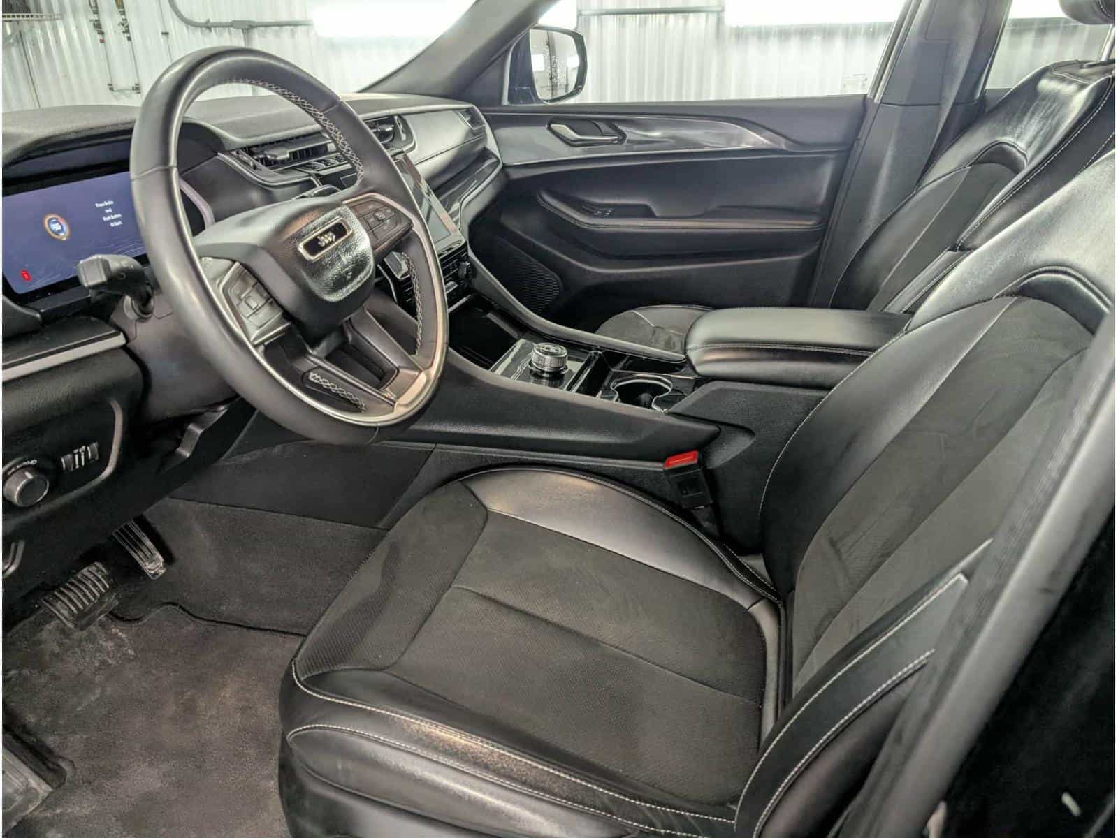 2023 Jeep Grand Cherokee Altitude - Image 10