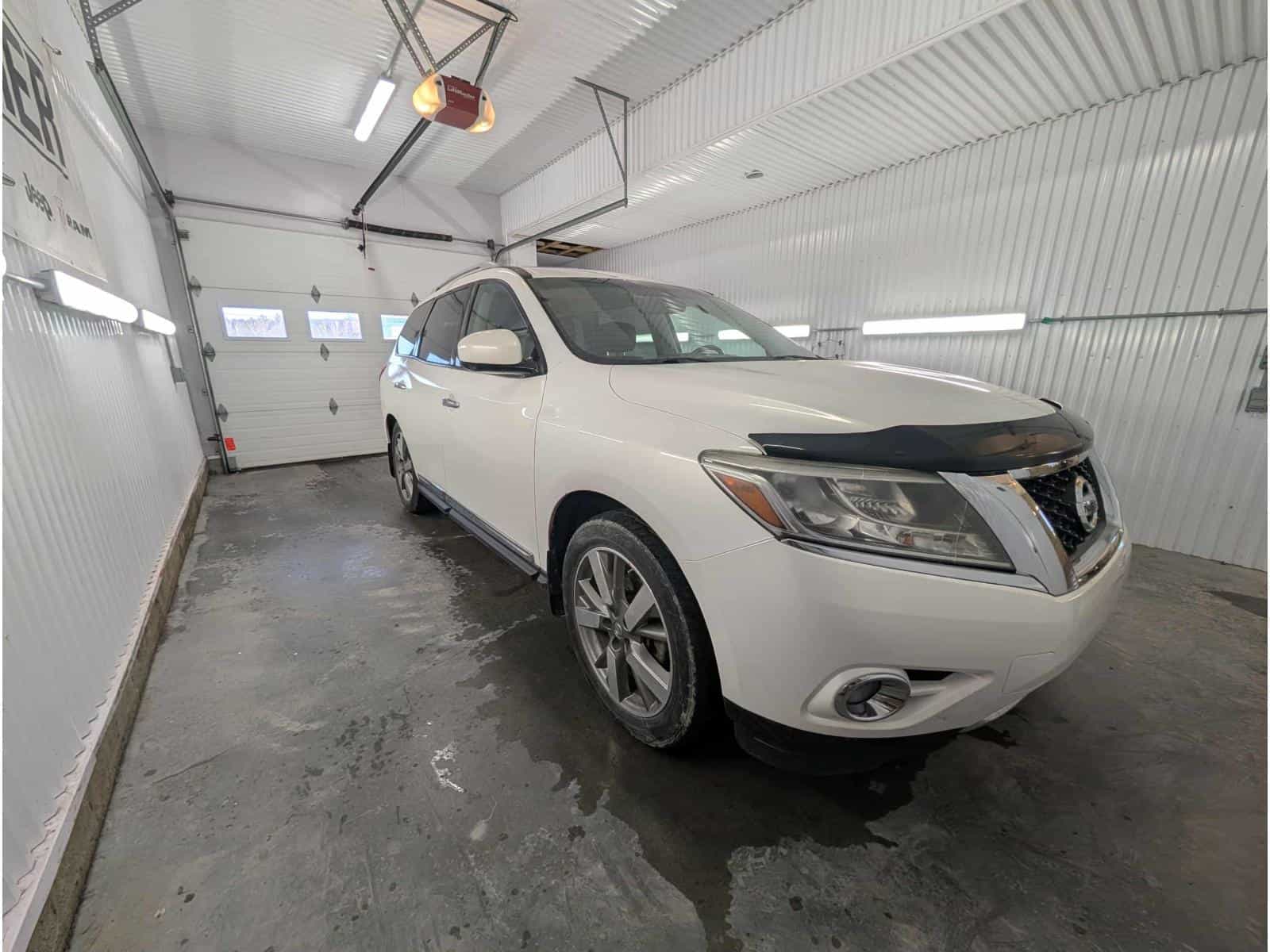 2014 Nissan Pathfinder Platinum - Image 3