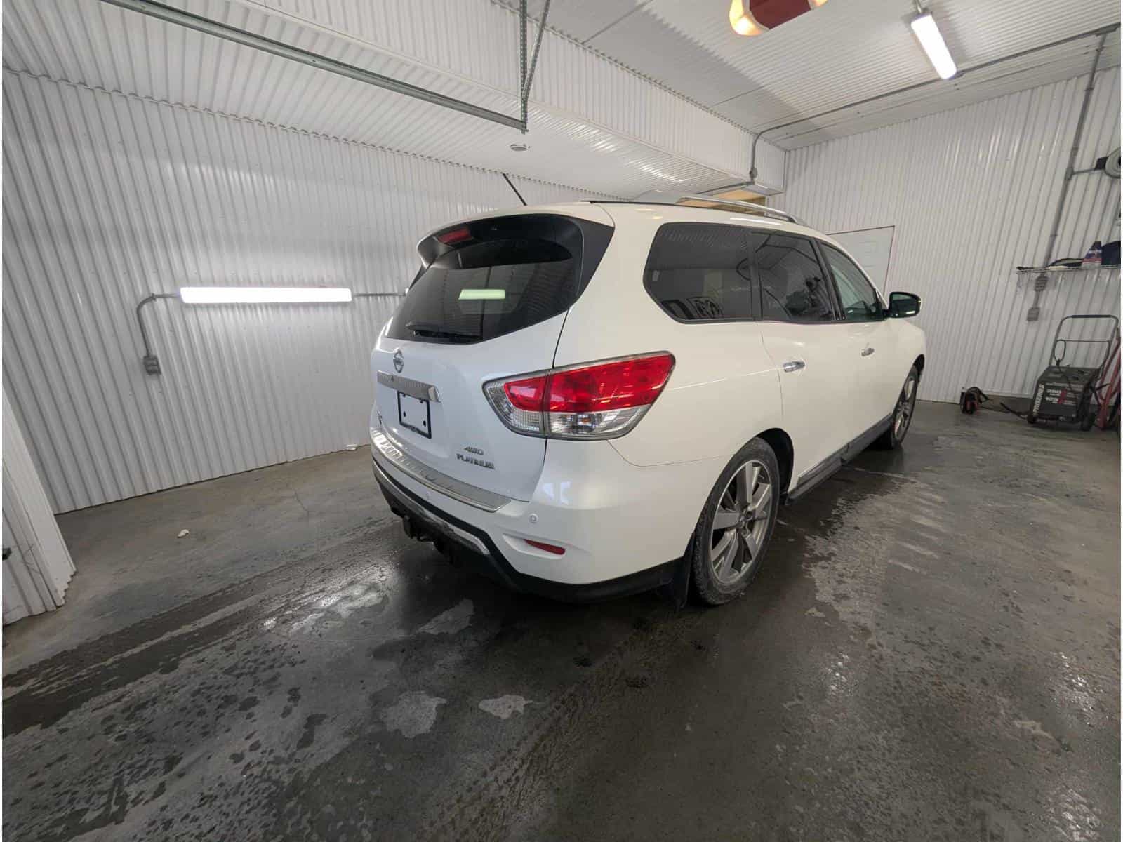 2014 Nissan Pathfinder Platinum - Image 4