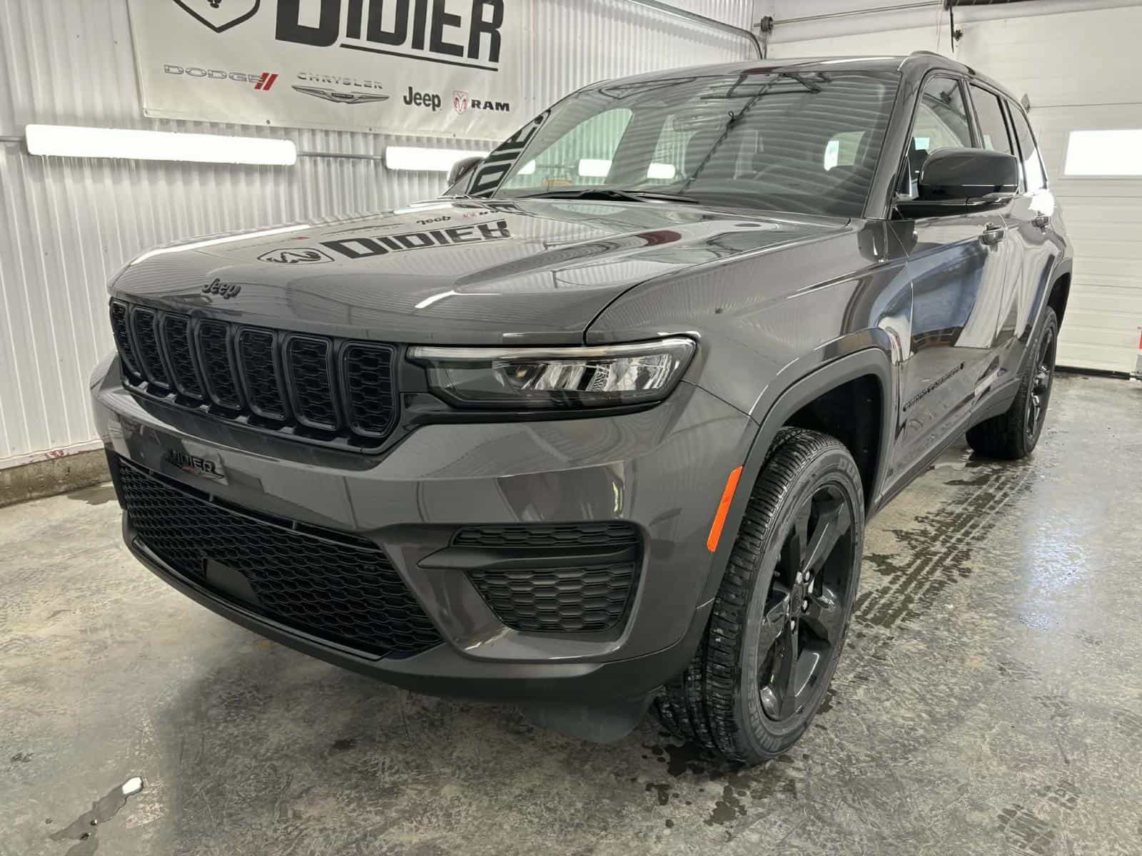 Image 1 Jeep Grand Cherokee Altitude 2025