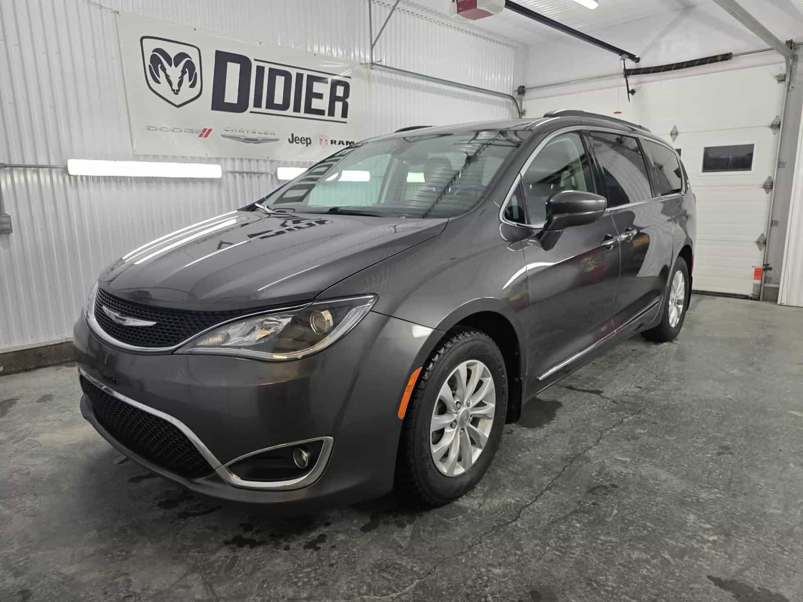 Image 1 Chrysler Pacificat Touring L 2017