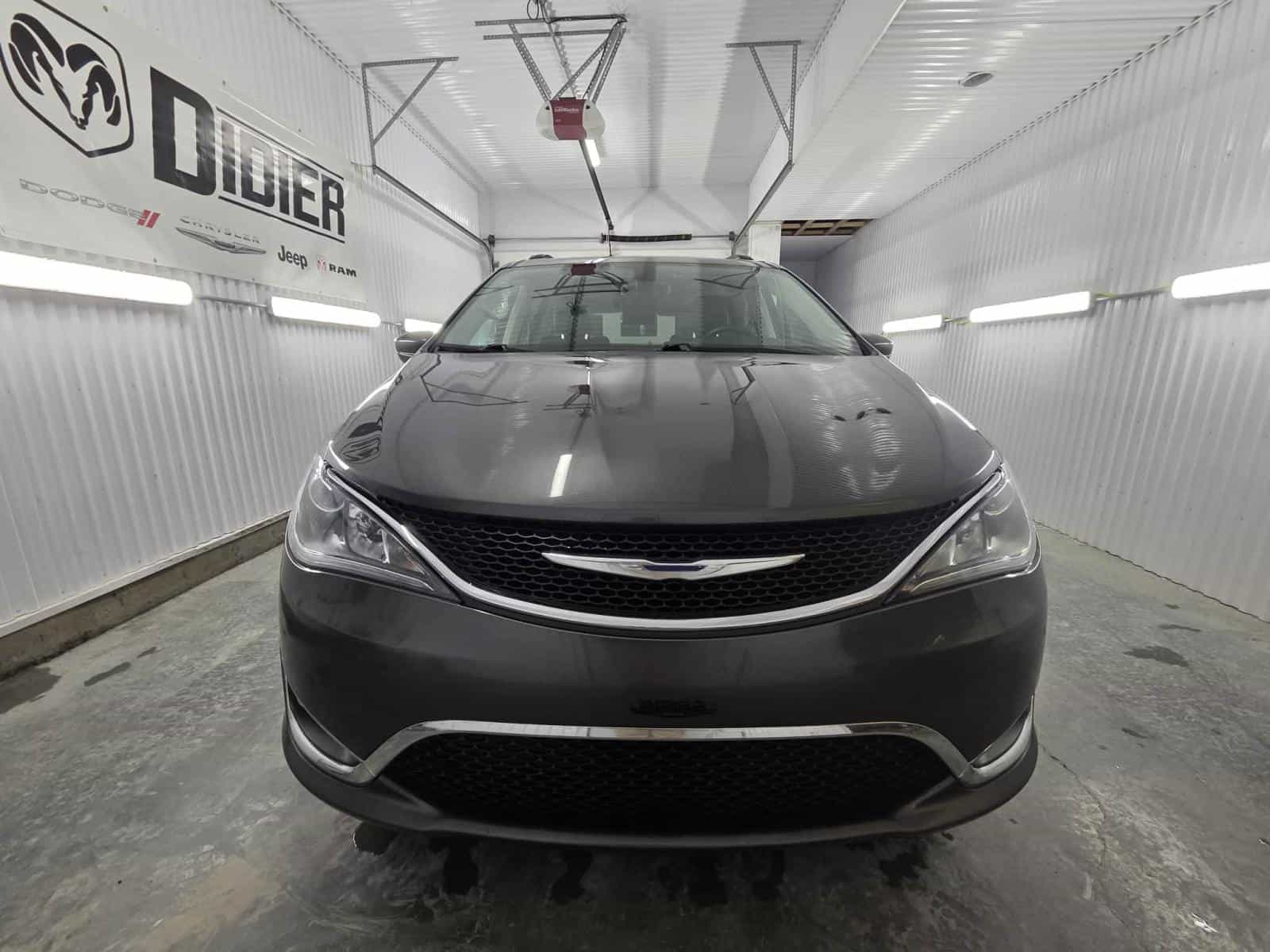 Image 2 Chrysler Pacificat Touring L 2017