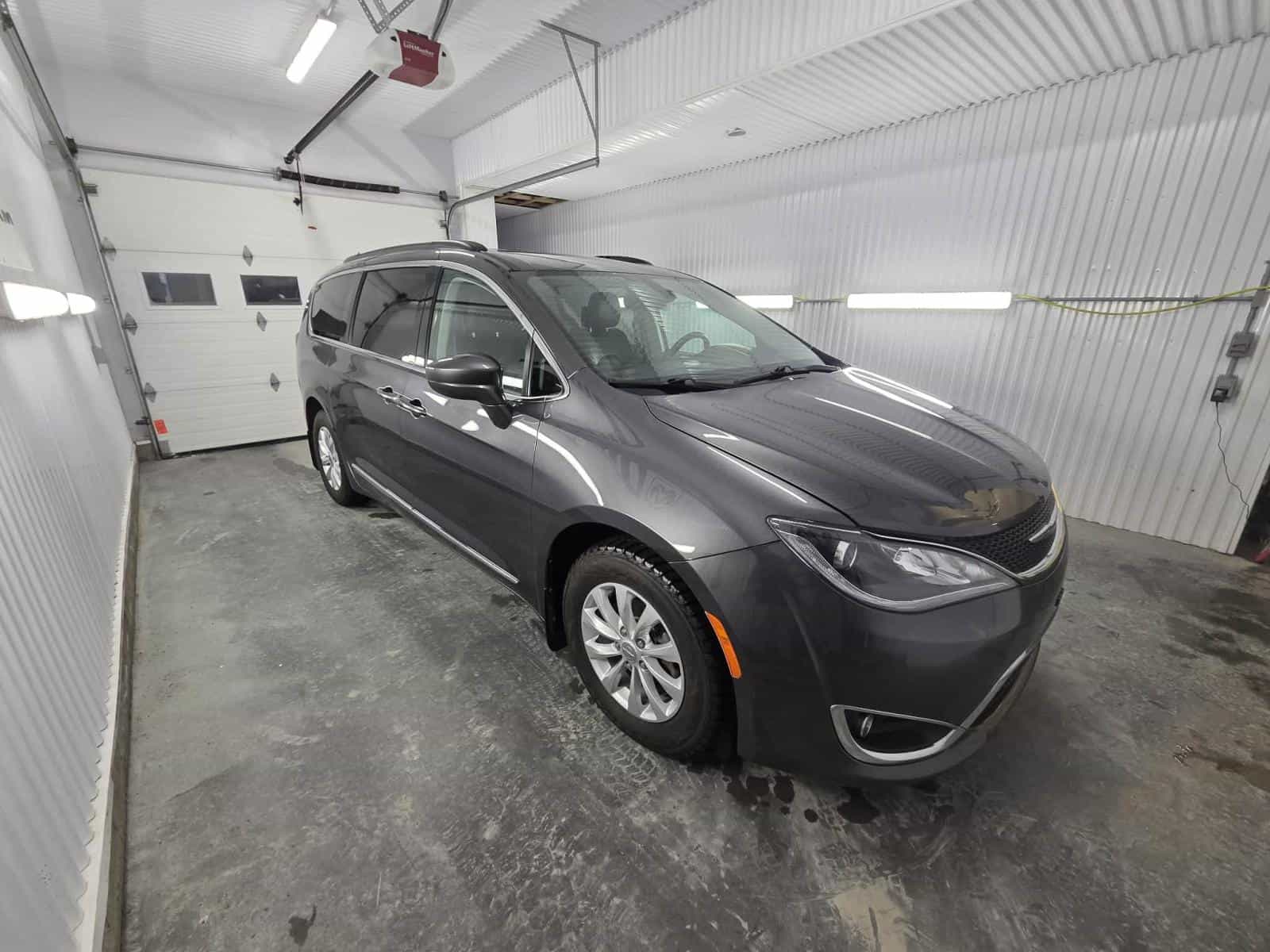 Image 3 Chrysler Pacificat Touring L 2017