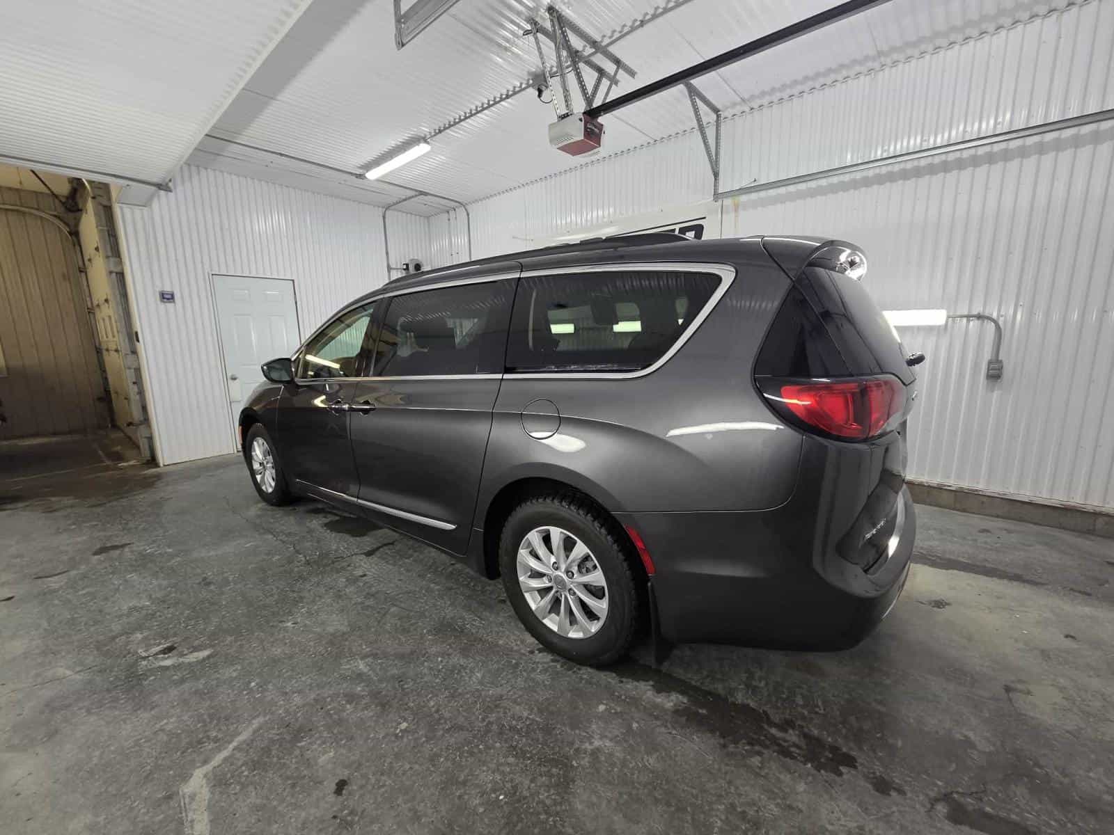 Image 6 Chrysler Pacificat Touring L 2017