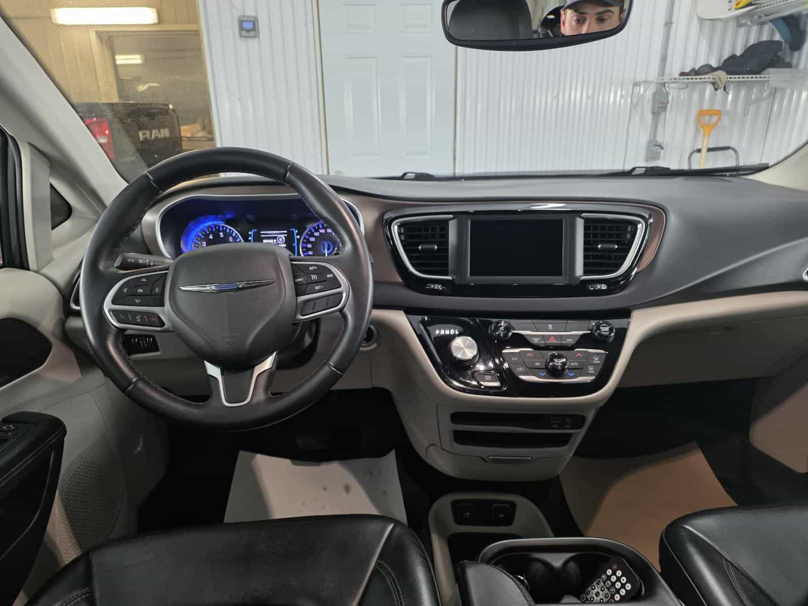 Image 9 Chrysler Pacificat Touring L 2017
