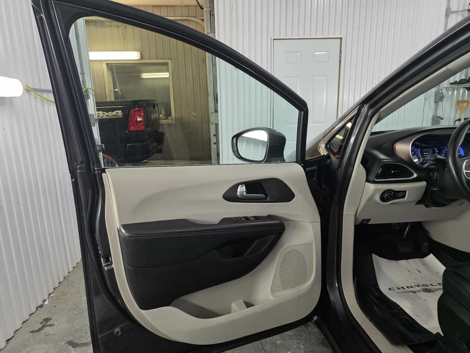 Image 7 Chrysler Pacificat Touring L 2017