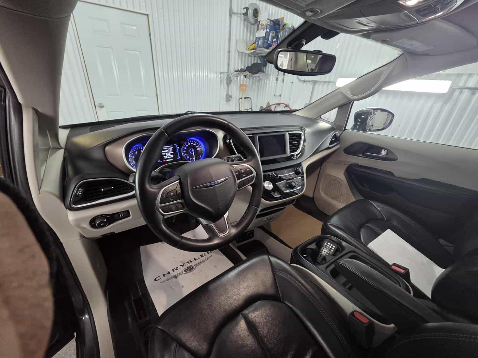 Image 8 Chrysler Pacificat Touring L 2017