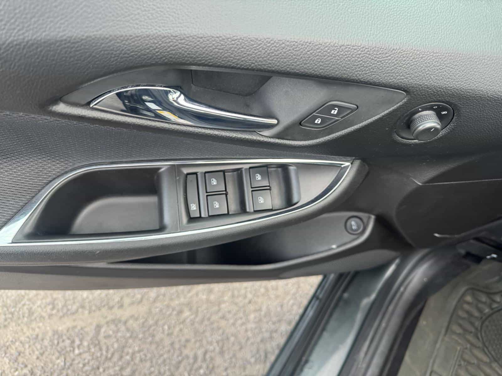 2018 Chevrolet CRUZE LT LT - Image 9