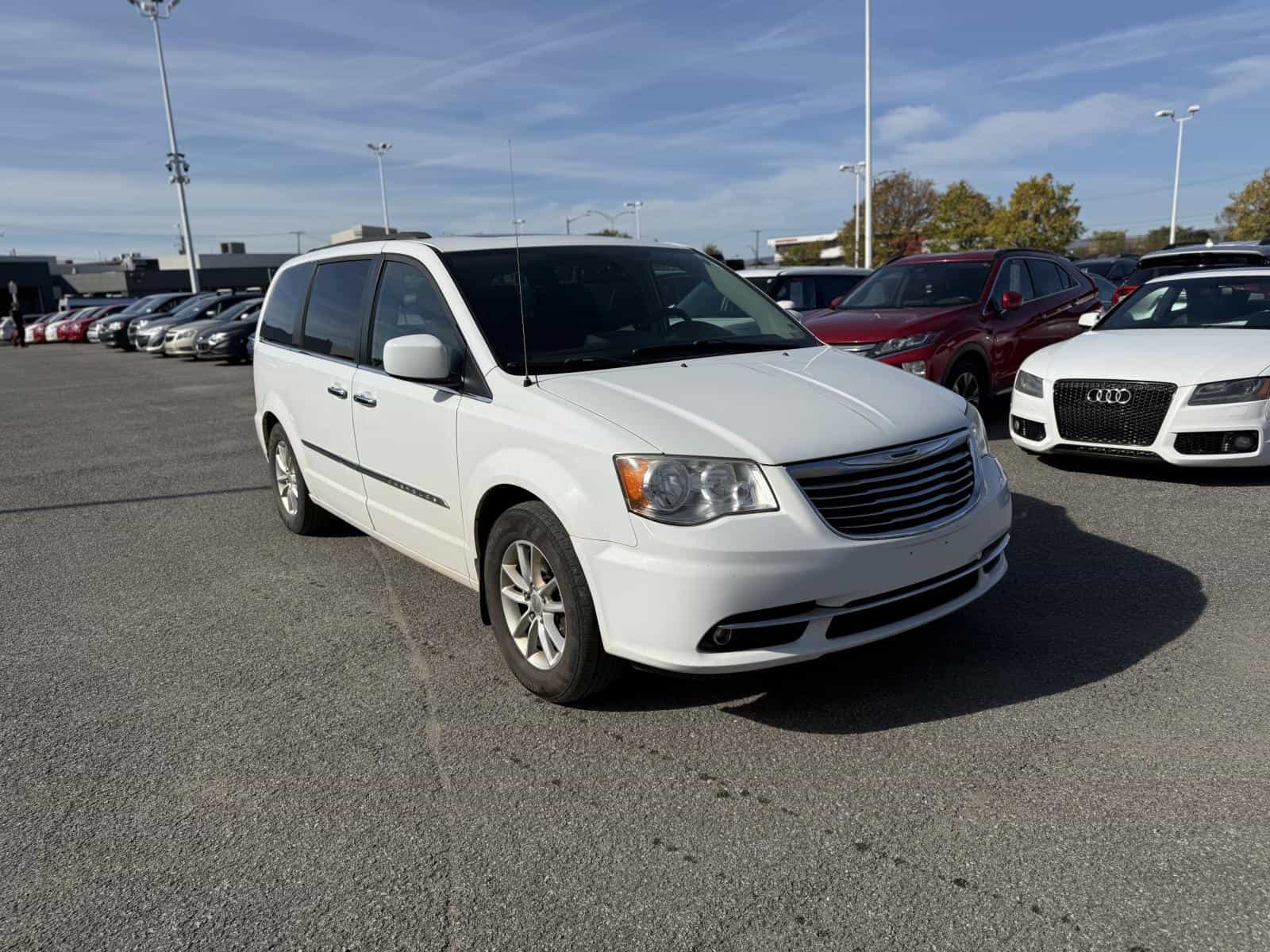 2014 Chrysler Town & Country Touring L Touring - Image 3