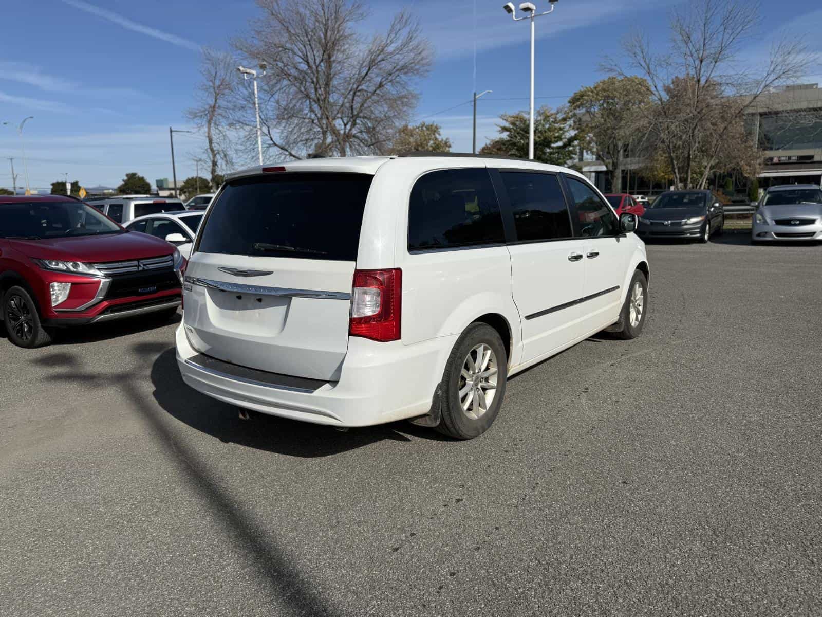 2014 Chrysler Town & Country Touring L Touring - Image 5
