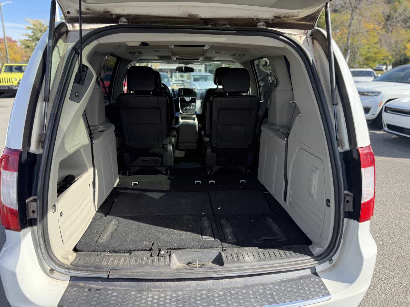 2014 Chrysler Town & Country Touring L Touring - Image 9