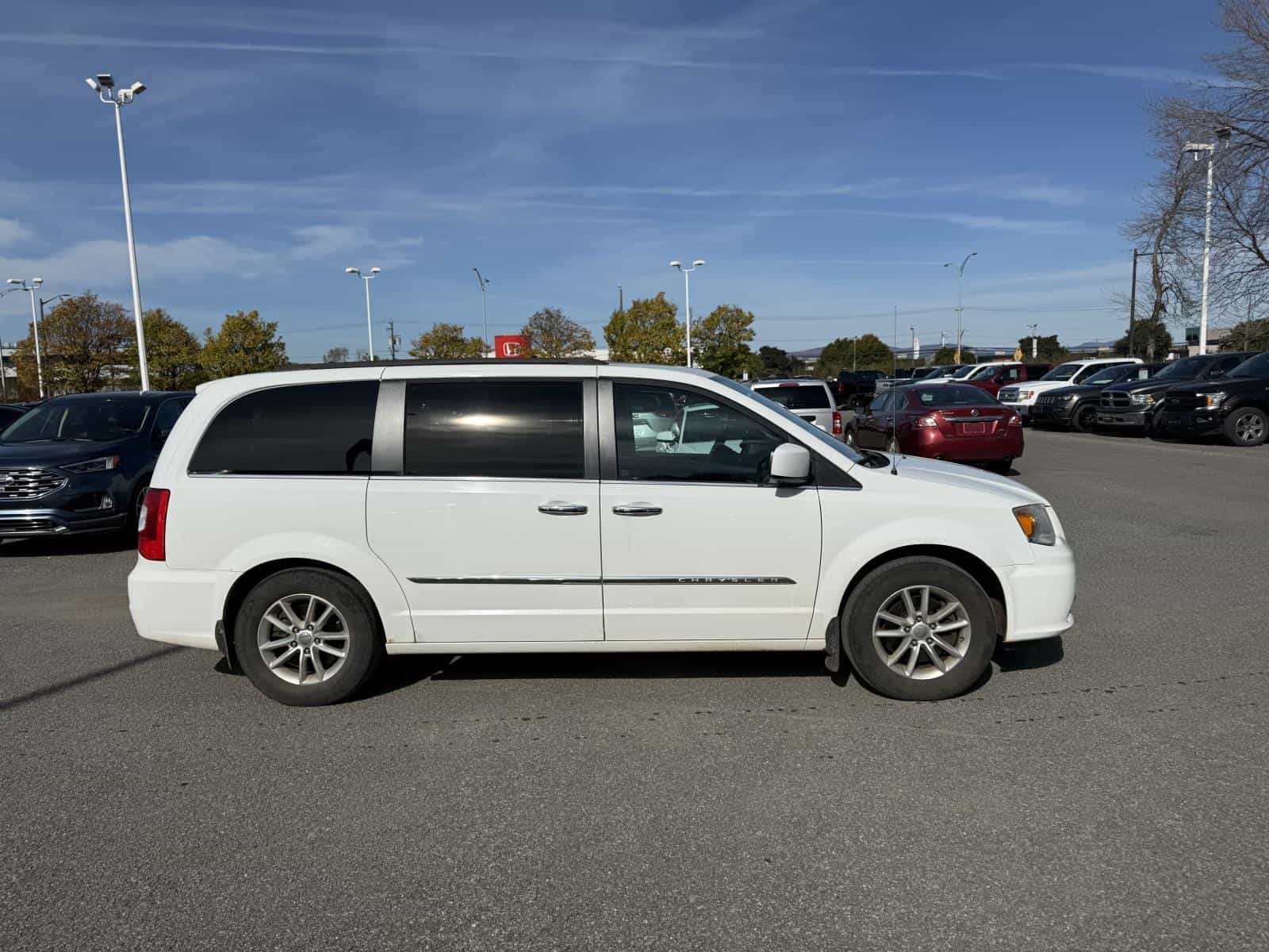 2014 Chrysler Town & Country Touring L Touring - Image 4
