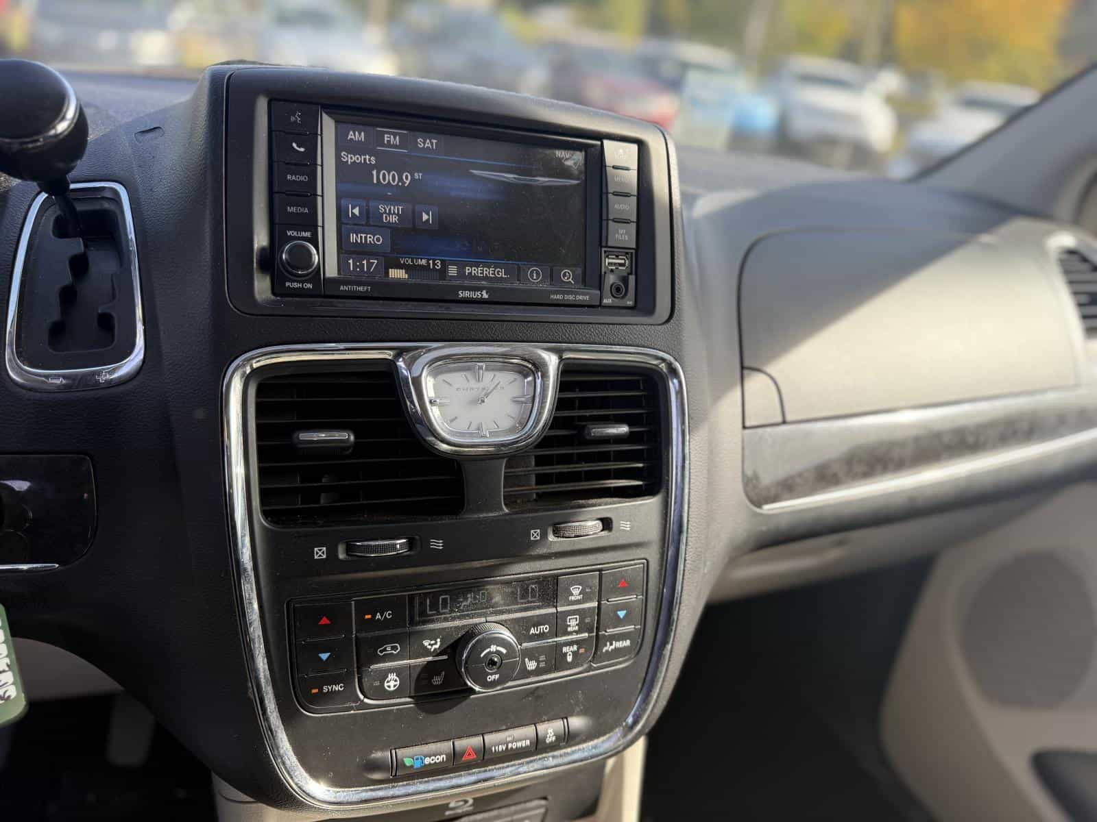 2014 Chrysler Town & Country Touring L Touring - Image 16