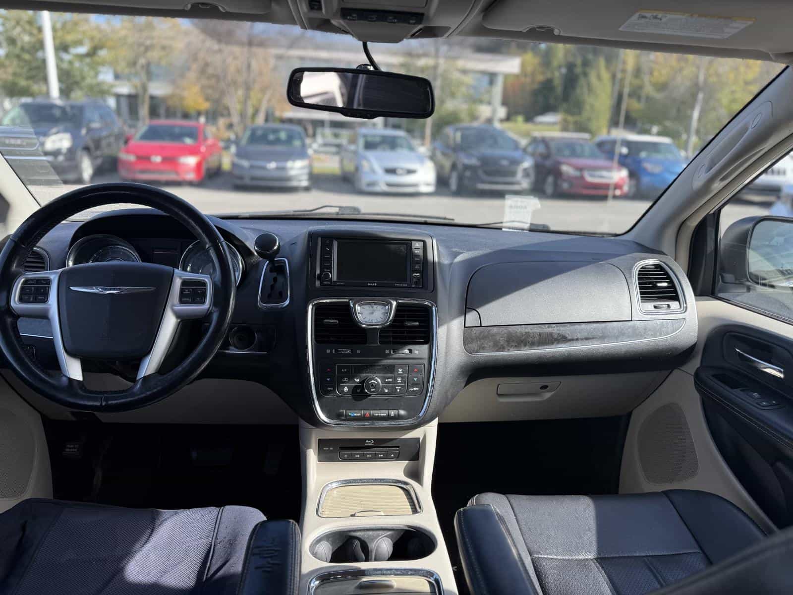 2014 Chrysler Town & Country Touring L Touring - Image 11