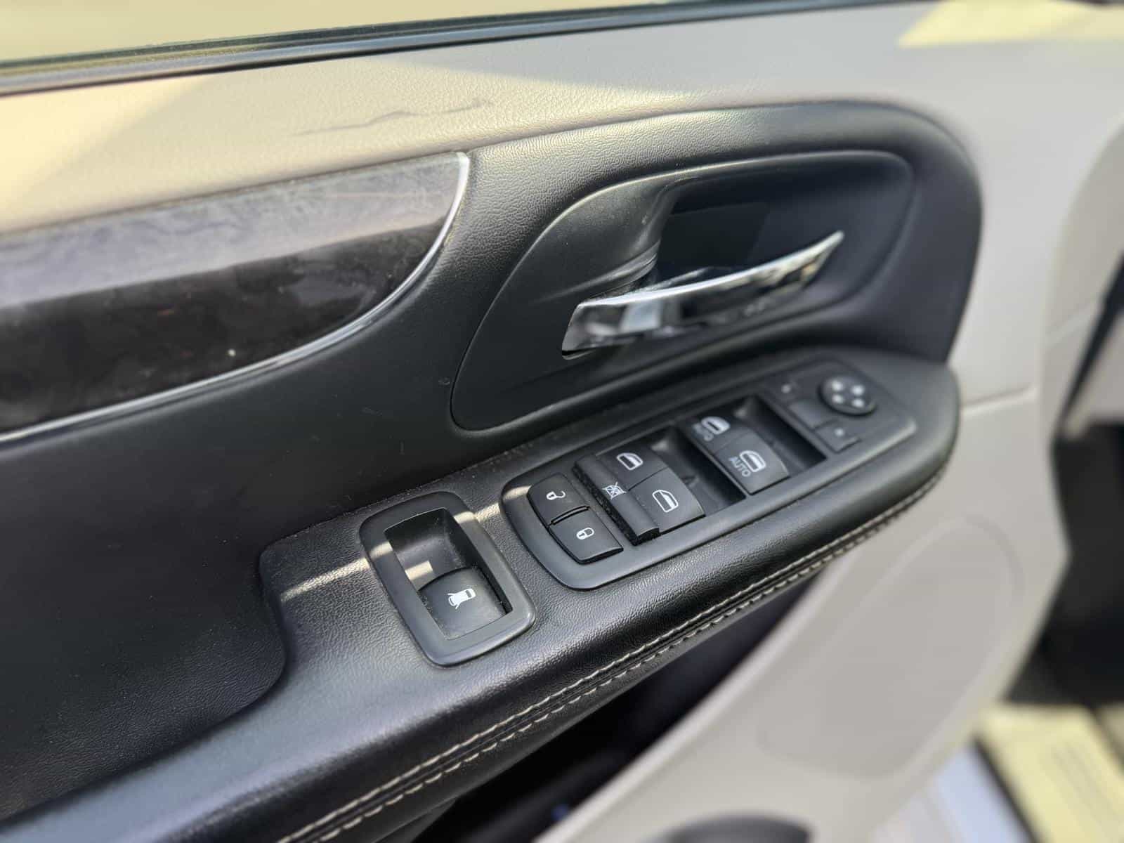 2014 Chrysler Town & Country Touring L Touring - Image 12