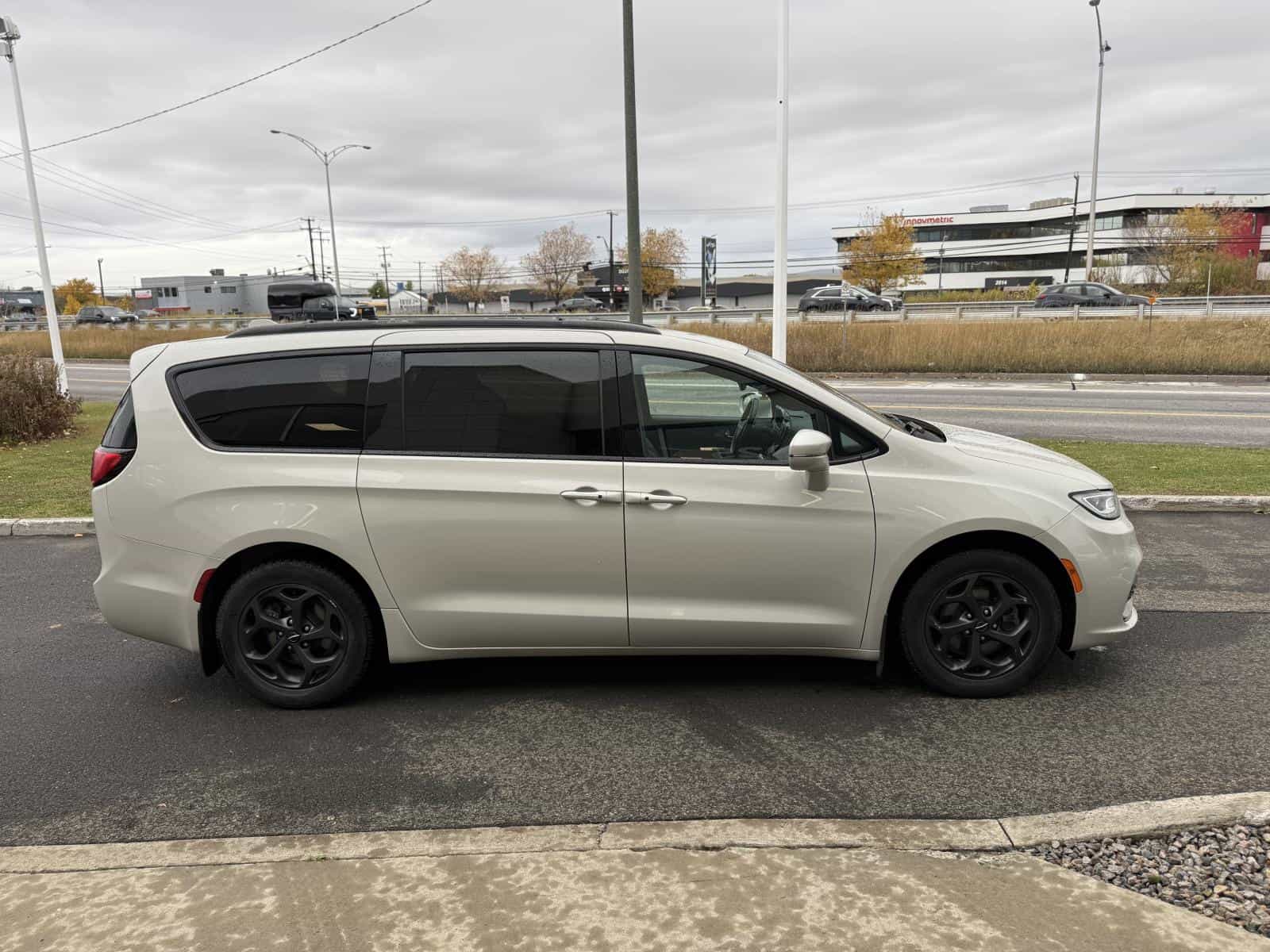 2021 Chrysler Pacifica Hybrid Touring L Hyb Touring L Plus - Image 4