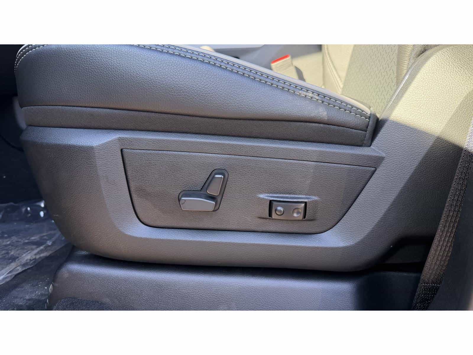 Image 8 RAM 3500 Laramie 2026