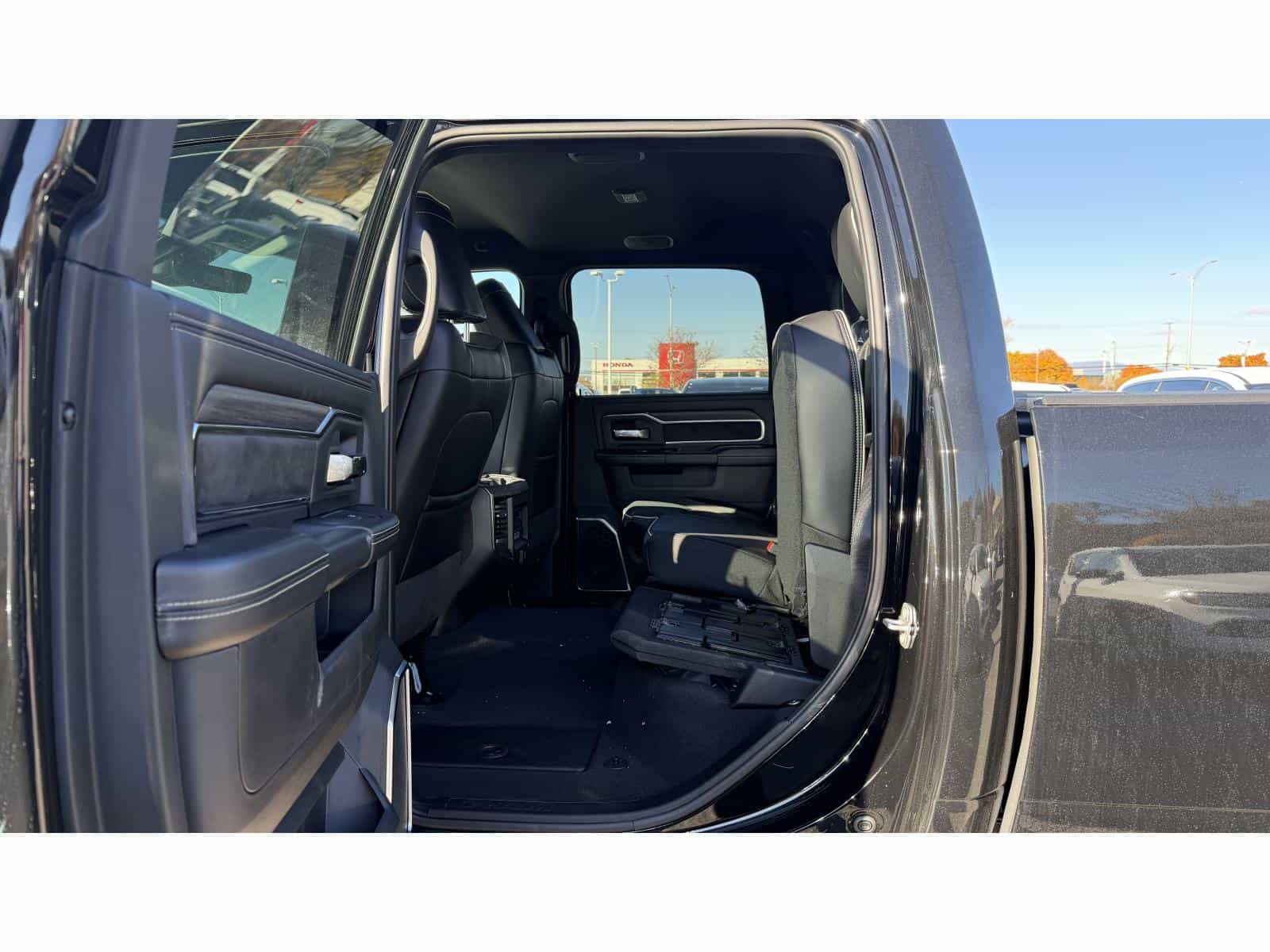 Image 10 RAM 3500 Laramie 2026