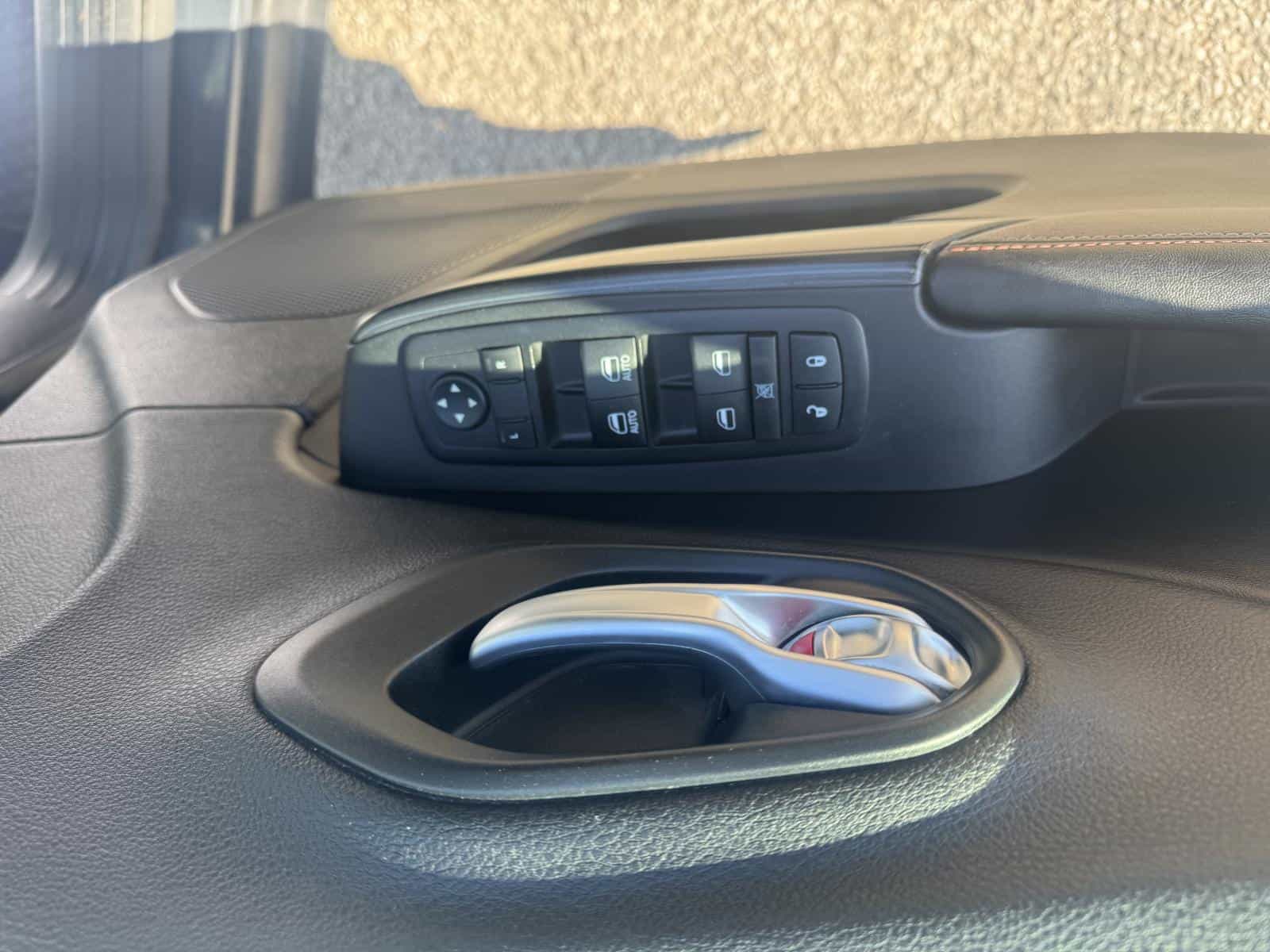 2016 Jeep CHEROKEE LATITUDE 75th Anniversary - Image 9