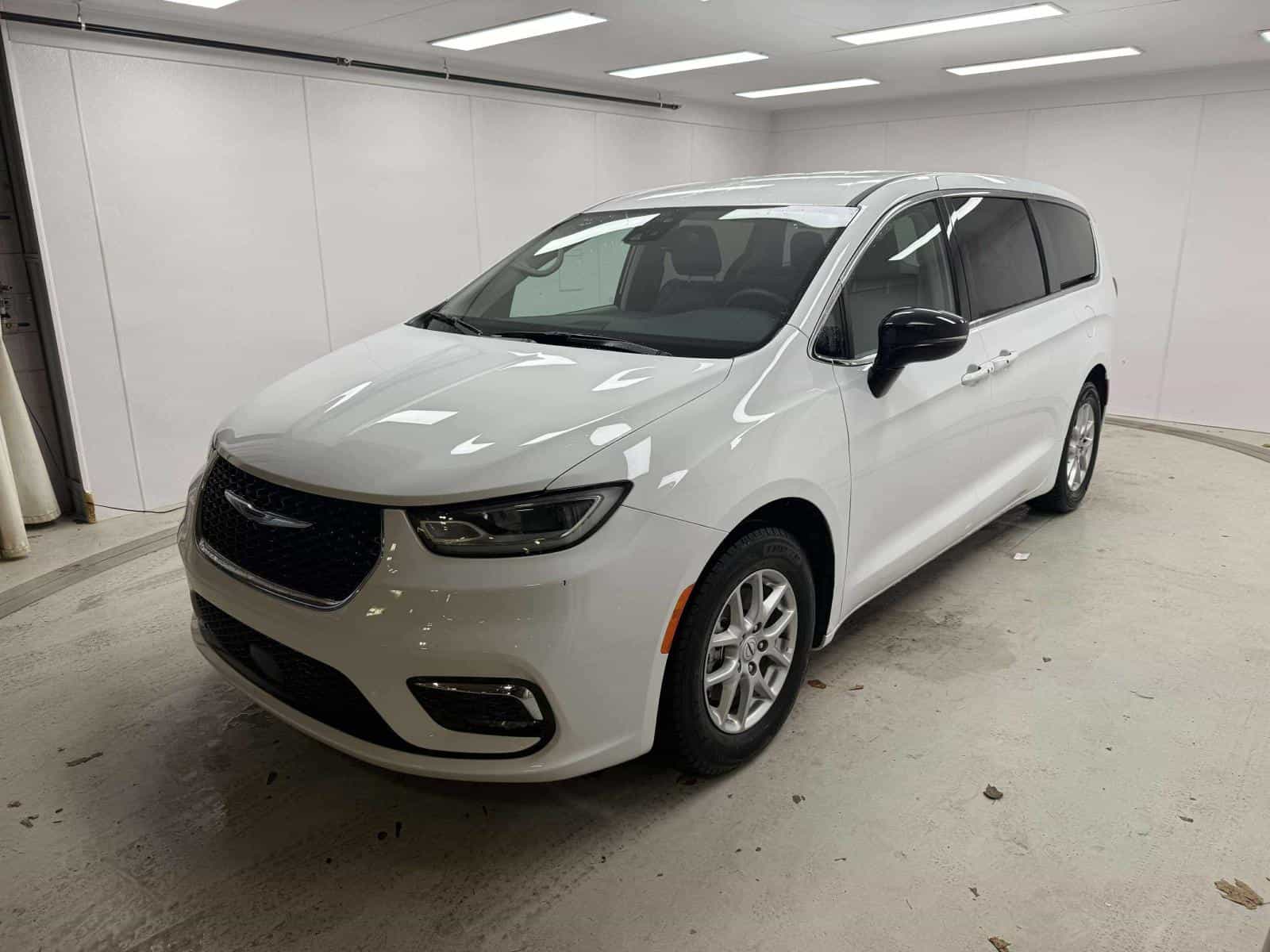 Image 2 Chrysler Pacifica Touring L Touring L 2024