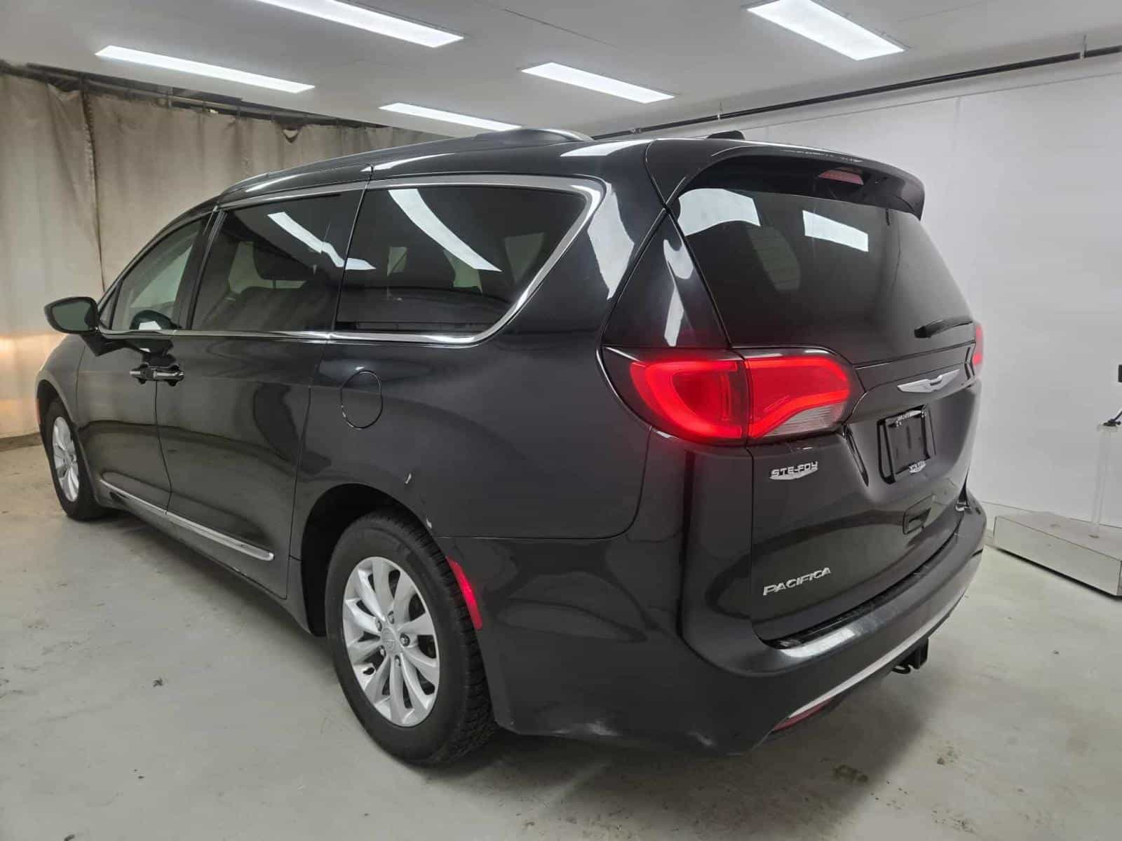 2017 Chrysler Pacifica Touring L - Image 4