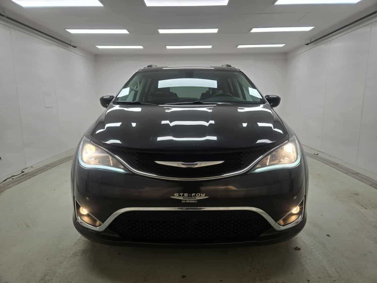 2017 Chrysler Pacifica Touring L - Image 2