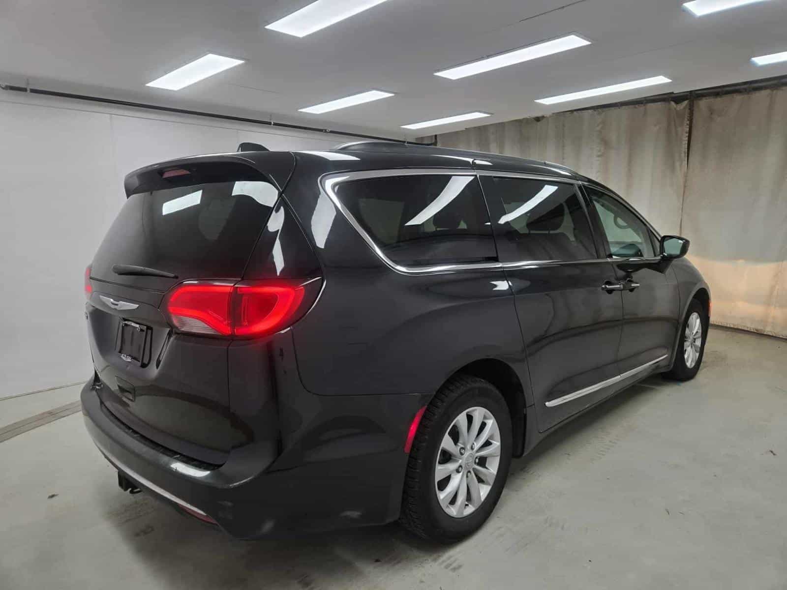 2017 Chrysler Pacifica Touring L - Image 6