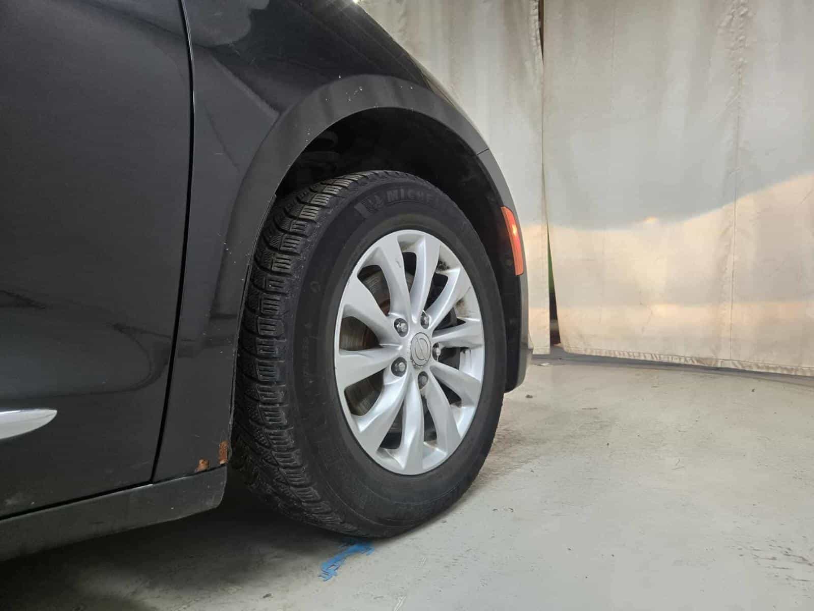 2017 Chrysler Pacifica Touring L - Image 9