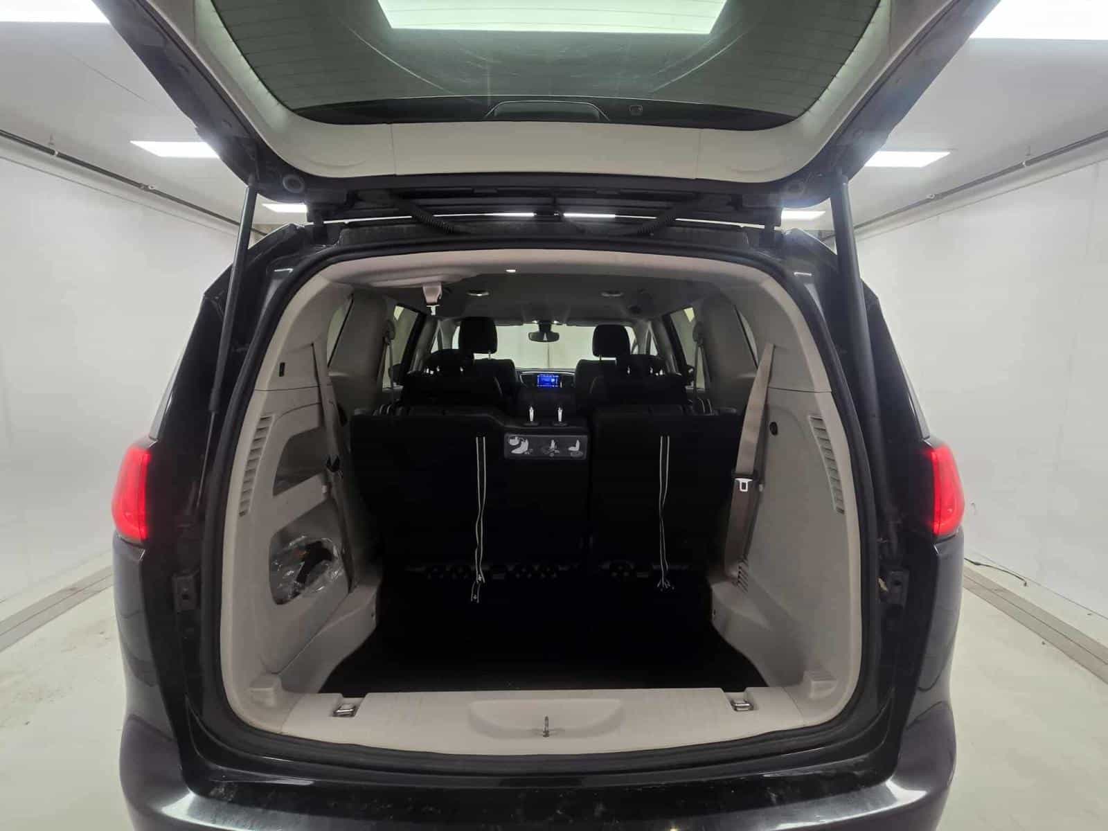 2017 Chrysler Pacifica Touring L - Image 8