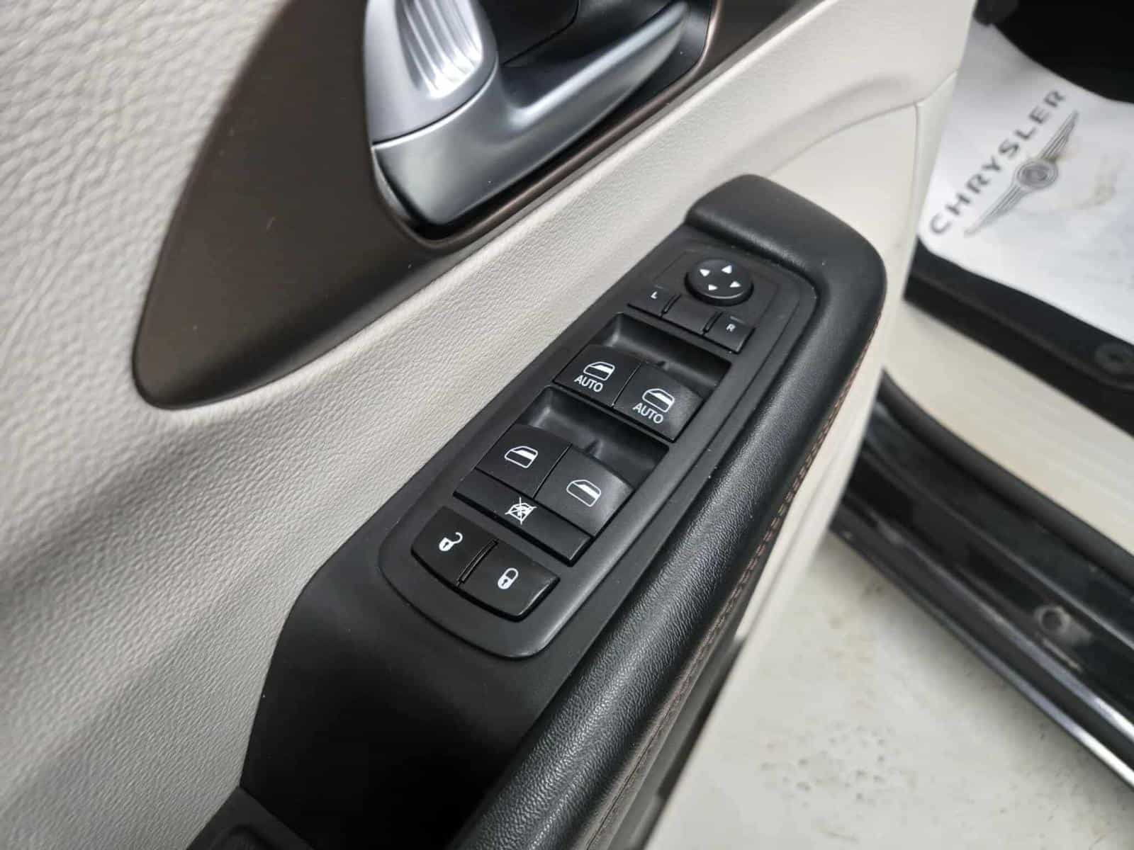 2017 Chrysler Pacifica Touring L - Image 16