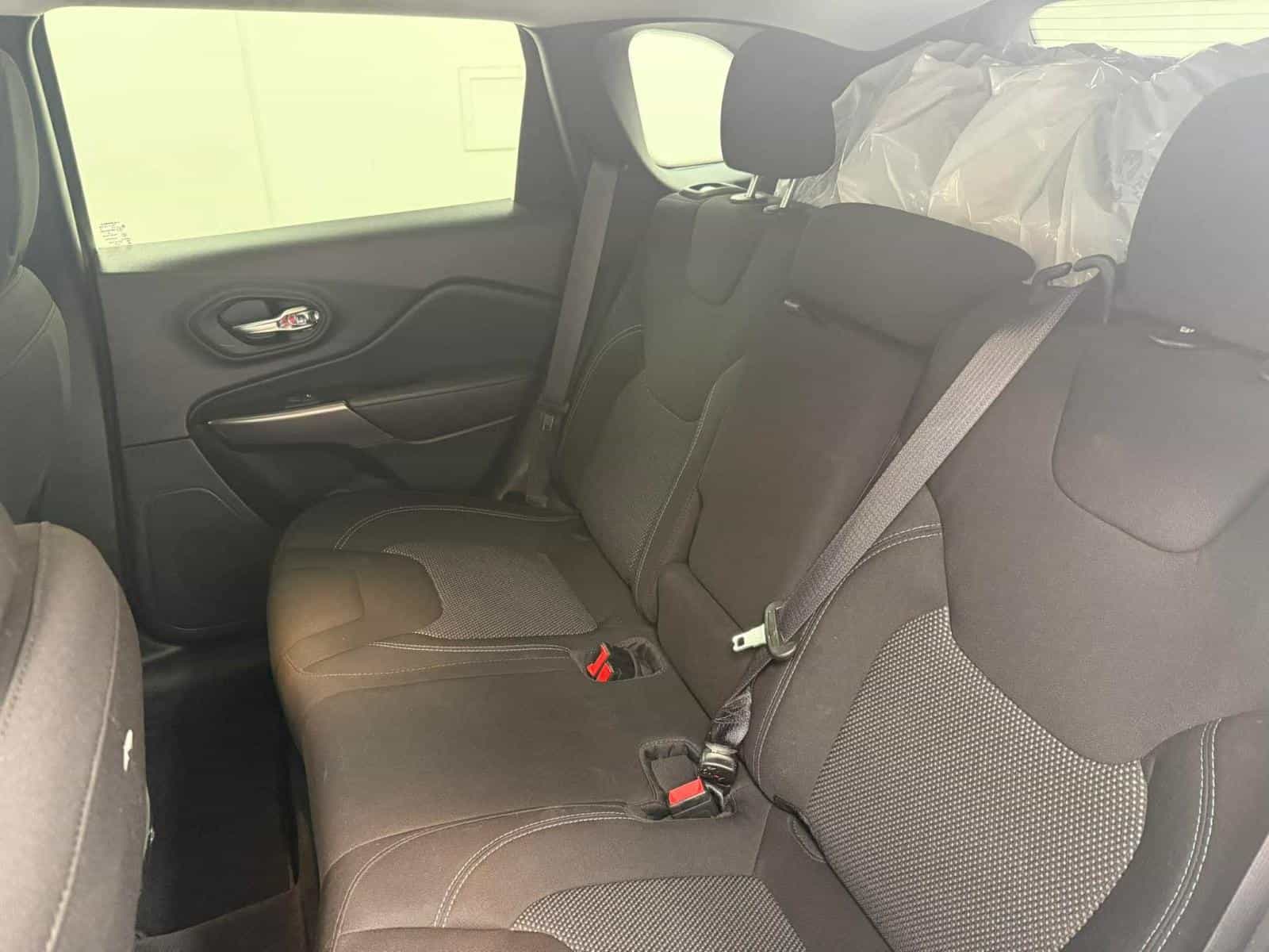 2022 Jeep Cherokee Sport - Image 9