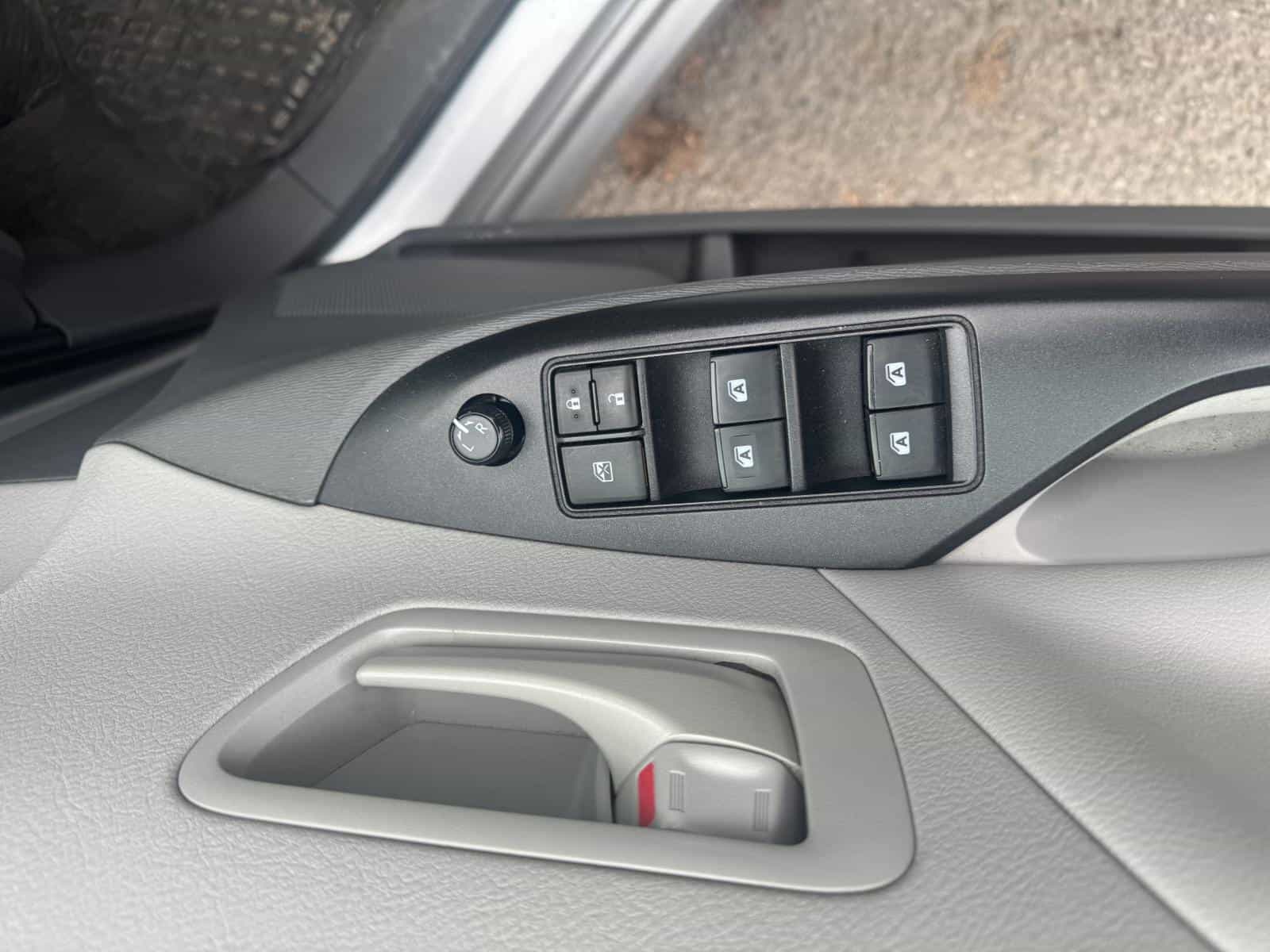 2020 Toyota Sienna L Base - Image 8