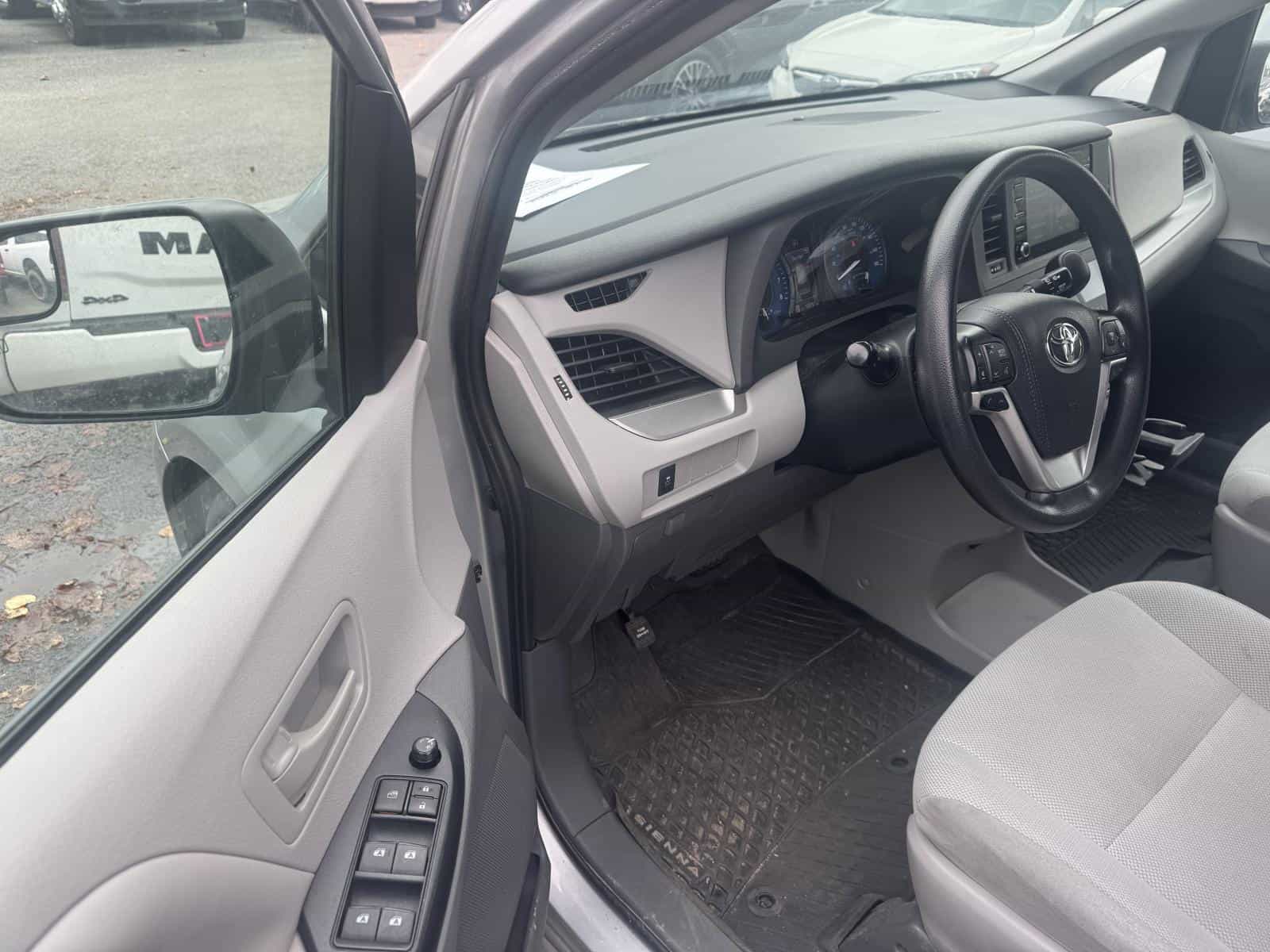 2020 Toyota Sienna L Base - Image 6