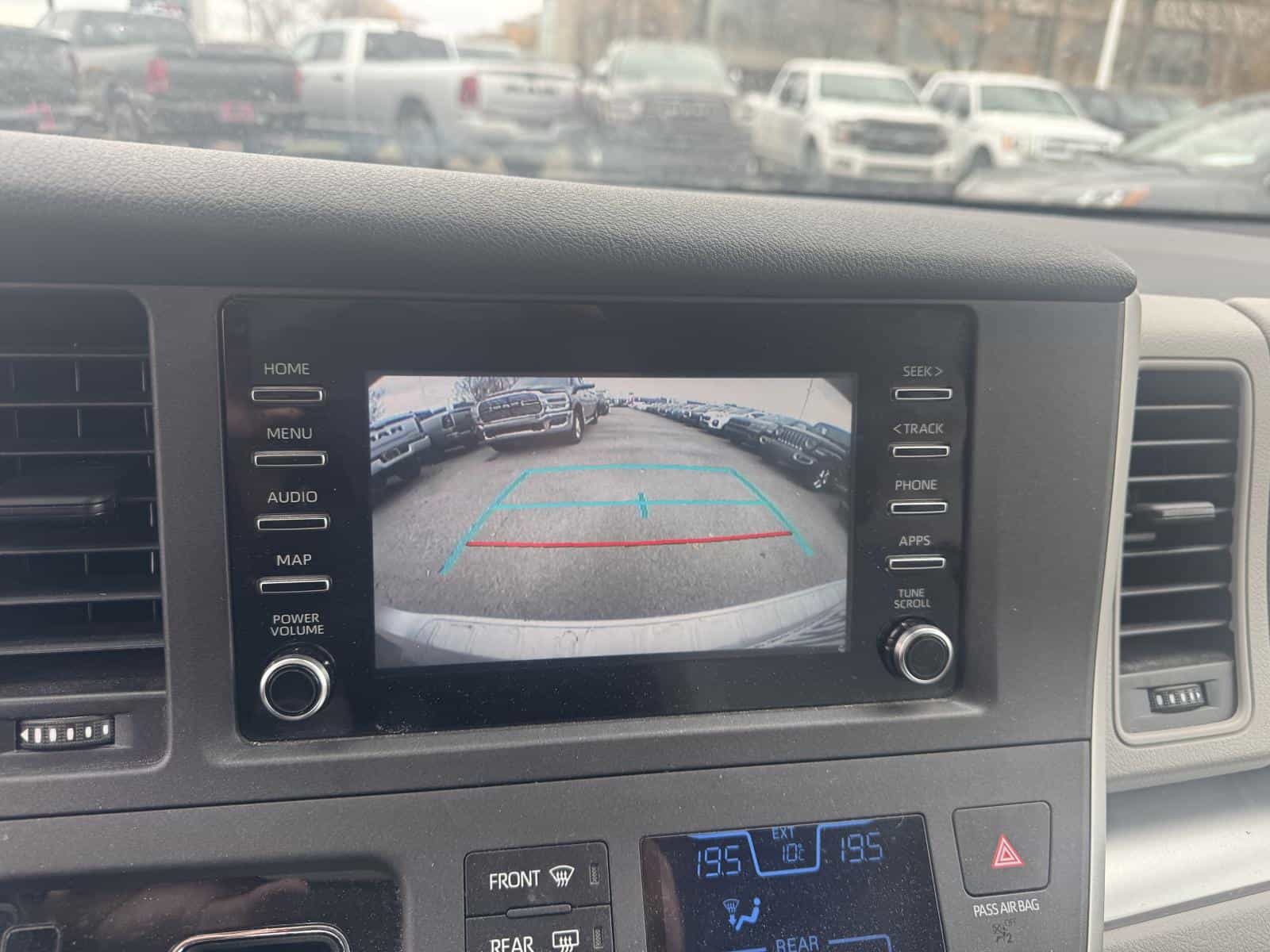 2020 Toyota Sienna L Base - Image 11