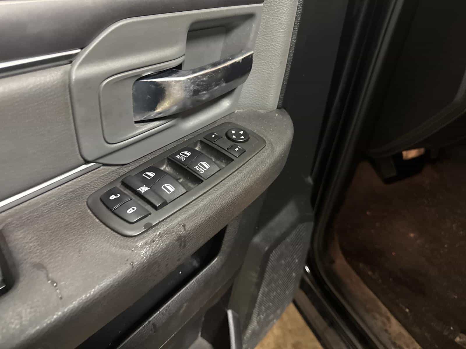 2022 RAM 1500 CLASSIC SLT SLT - Image 12