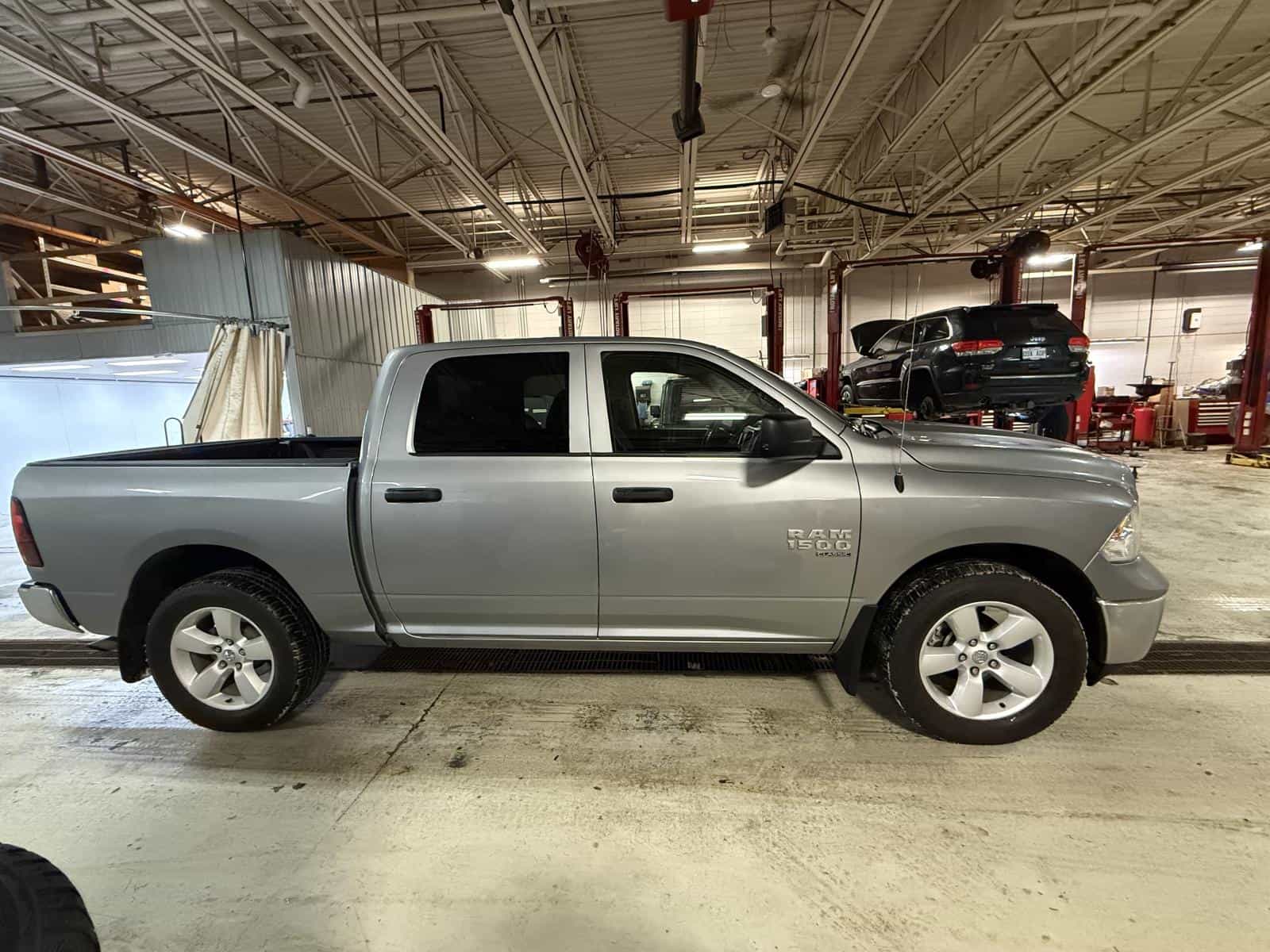 2023 RAM 1500 CLASSIC SLT SLT - Image 4
