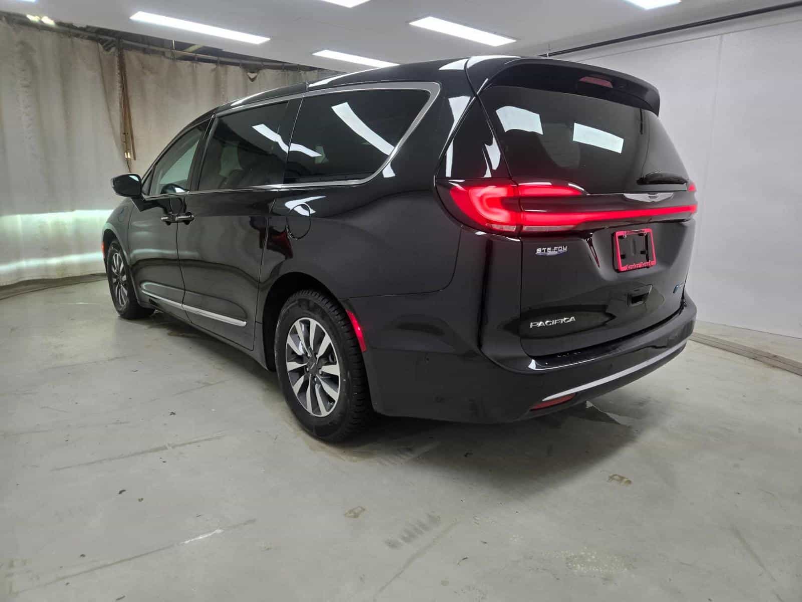 2022 Chrysler Pacifica Hybrid Limited Hybrid Limited - Image 6