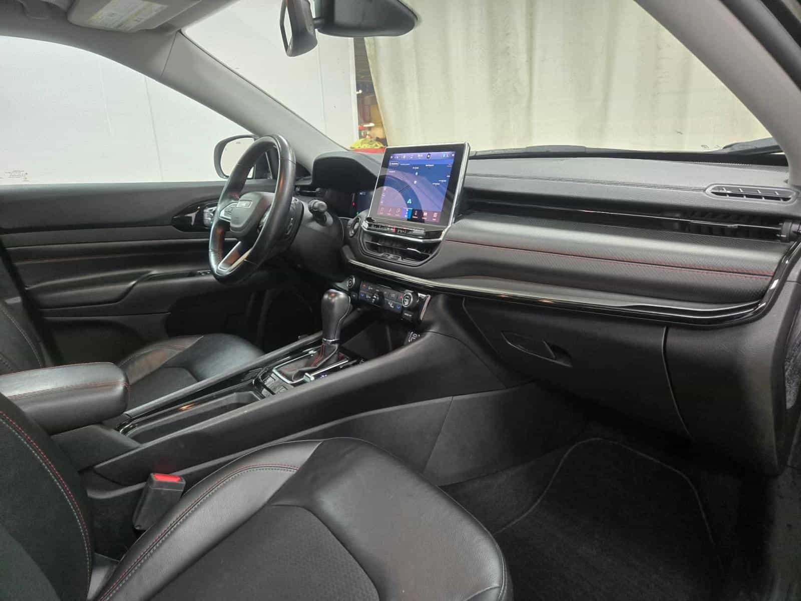 2022 Jeep Compass Trailhawk - Image 11