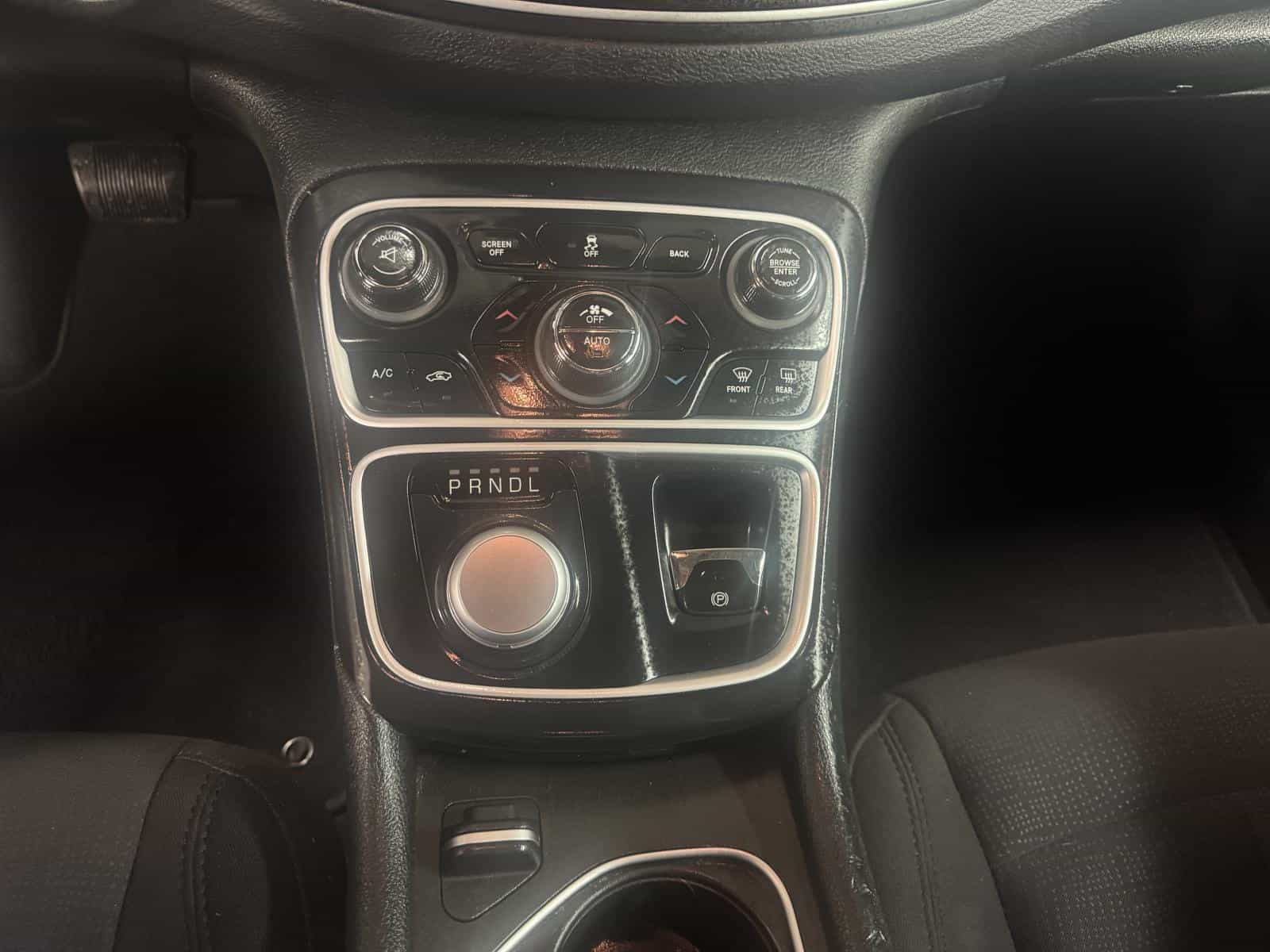 2015 Chrysler 200 Limited - Image 9