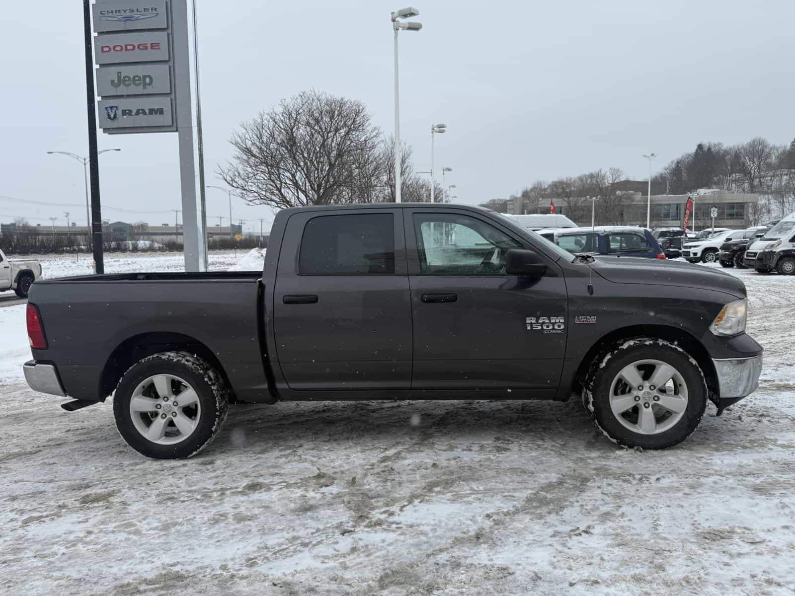 2023 RAM 1500 CLASSIC SLT SLT - Image 4