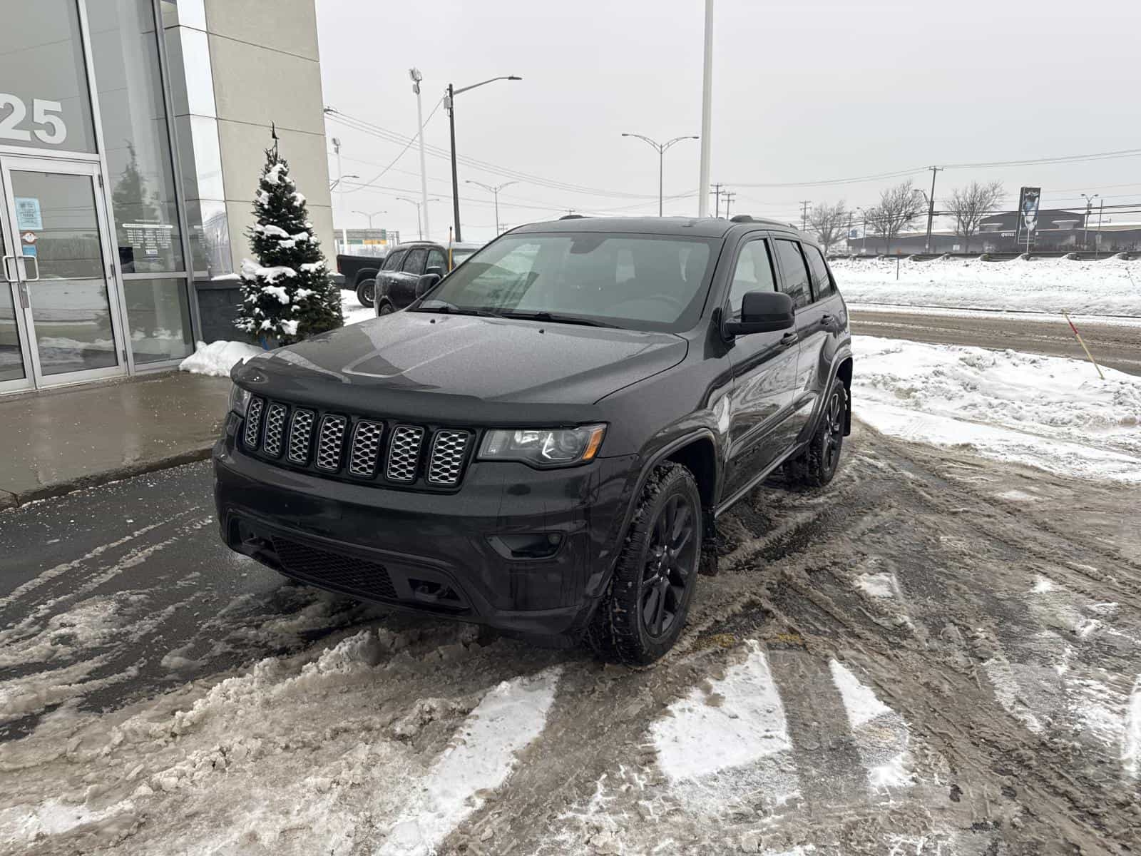 2020 Jeep GRAND CHEROKEE LAR/ALT Altitude - Image 1