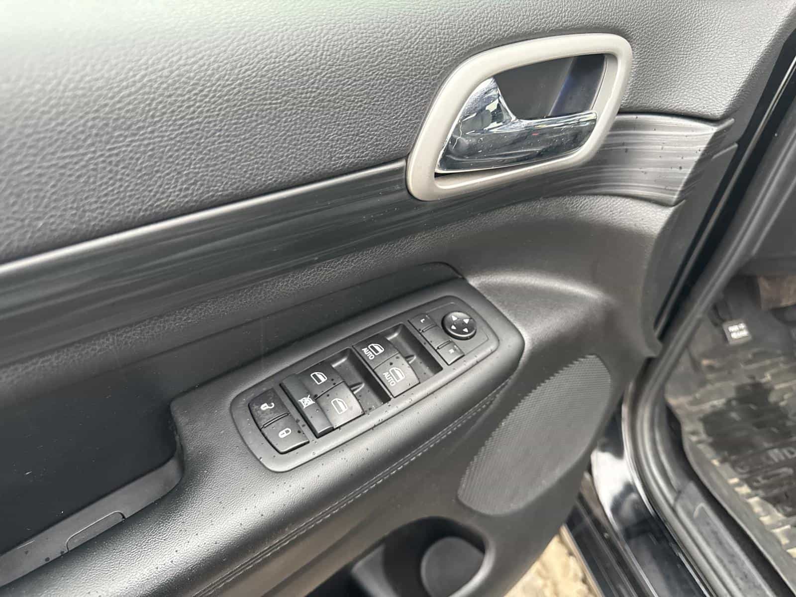 2020 Jeep GRAND CHEROKEE LAR/ALT Altitude - Image 12