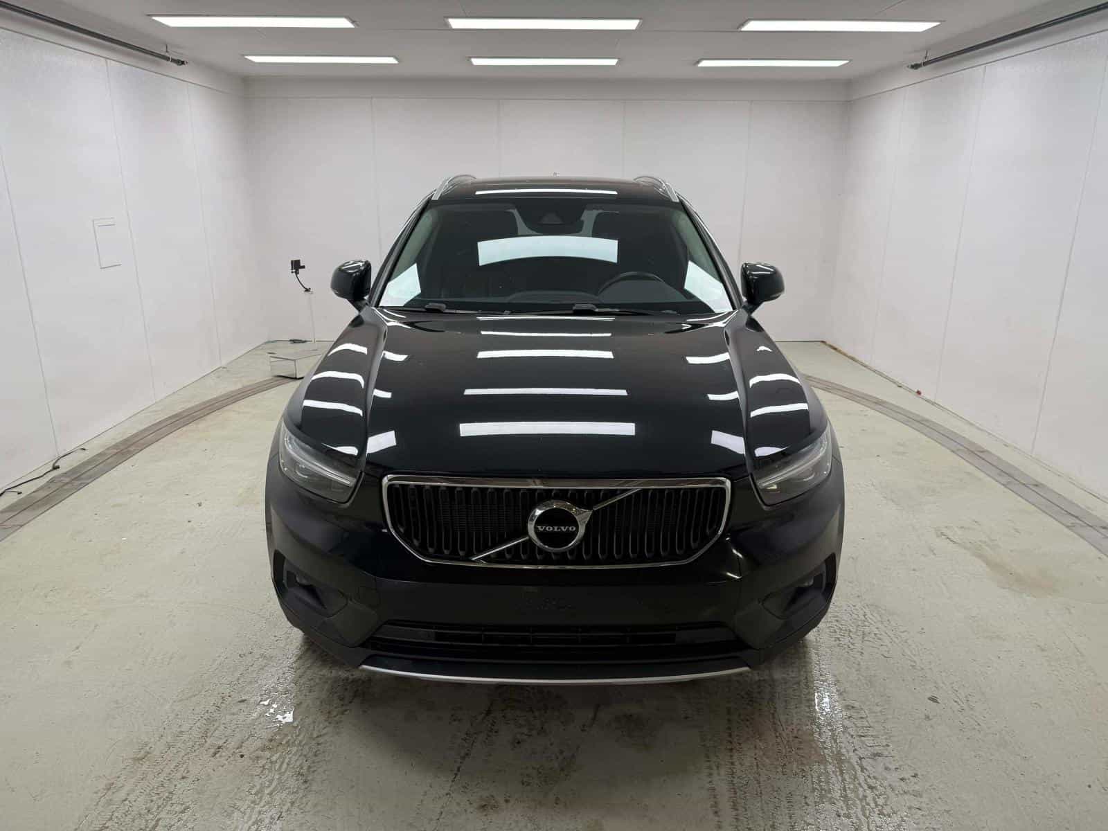2020 Volvo XC40 Momentum - Image 2