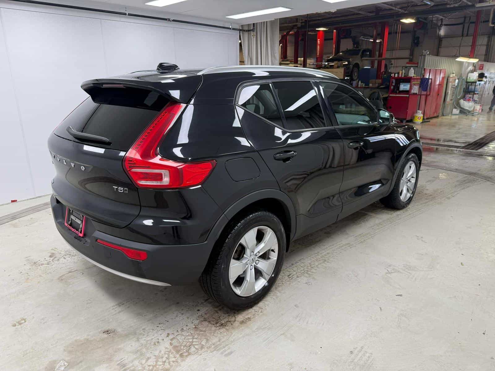 2020 Volvo XC40 Momentum - Image 4